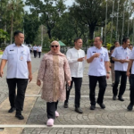 Halalbihalal, Perkuat Sinergi dan Kolaborasi DPRD-Pemprov DKI March 25, 2026 12:16 pm Pimpinan dan anggota DPRD menghadiri undangan halalbihalal pemerintah provinsi di Pendopo Balaikota DKI Jakarta. Dalam kesempatan itu, Wakil Ketua DPRD Rany Mauliani berharap, halalbihalal menjadi ajang mempererat silaturahmi. Memperkuat sinergi antara legislatif dan eksekutif. Kegiatan berlangsung dalam suasana hangat dan penuh kekeluargaan. Momentum itu penting untuk membangun komunikasi yang lebih baik antara DPRD dan Pemprov Provinsi DKI Jakarta dalam suasana Hari Raya Idulfitri. Para anggota dewan, kata Rany, sangat menantikan kegiatan halalbihalal. Mengingat tidak semua dapat bersilaturahmi langsung saat hari raya. “Halalbihalal ditunggu banget. Tidak semua anggota dewan bisa berkunjung di hari H Lebaran untuk bersilaturahmi dengan gubernur, wakil gubernur, dan Sekda beserta jajarannya,” ujar Rany, Rabu (25/3). Rany juga mengapresiasi Pemprov DKI Jakarta yang telah membuka ruang silaturahmi bersama DPRD. “Alhamdulillah, halalbihalal kali ini kita DPRD diundang oleh Pemprov untuk ikut bersilaturahmi,” kata Rany. Ia menegaskan, kolaborasi sangat penting antara DPRD dan Pemprov DKI dalam membangun Jakarta. Ajang silaturahmi itu menjadi bentuk nyata kolaborasi dan bekerja sama berjalan dengan baik. “meski kita di belakangnya ada berwarna-warna partainya,” tutur Rany. Wakil Ketua Komisi B Wahyu Dewanto mengungkapkan hal senada. Ia menilai, momentum halalbihalal menjadi kesempatan langka untuk mempererat hubungan secara langsung. “Halalbihalal dengan pak gubernur beserta jajarannya. Ini momen yang jarang, bisa ketemu dalam satu Waktu. Satu tempat,” tutur Wahyu. Ia berharap, hubungan antara DPRD dan Pemprov DKI Jakarta ke depan bisa semakin solid. Menjadi langkah konkret dalam memperkuat koordinasi, komunikasi, serta kolaborasi antara DPRD dan Pemprov DKI Jakarta. Hal itu demi mewujudkan pembangunan Jakarta yang lebih optimal dan berkelanjutan. “Mudah-mudahan ke depan hubungan dari pemerintahan daerah baik Provinsi DKI Jakarta bersama DPRD akan lebih baik lagi. Lebih komunikatif dan harmonis,” pungkas Wahyu. (gie/df)