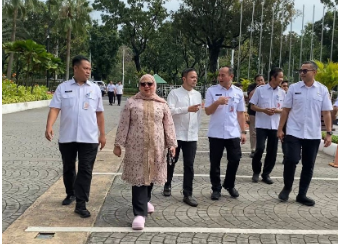 Halalbihalal, Perkuat Sinergi dan Kolaborasi DPRD-Pemprov DKI March 25, 2026 12:16 pm Pimpinan dan anggota DPRD menghadiri undangan halalbihalal pemerintah provinsi di Pendopo Balaikota DKI Jakarta. Dalam kesempatan itu, Wakil Ketua DPRD Rany Mauliani berharap, halalbihalal menjadi ajang mempererat silaturahmi. Memperkuat sinergi antara legislatif dan eksekutif. Kegiatan berlangsung dalam suasana hangat dan penuh kekeluargaan. Momentum itu penting untuk membangun komunikasi yang lebih baik antara DPRD dan Pemprov Provinsi DKI Jakarta dalam suasana Hari Raya Idulfitri. Para anggota dewan, kata Rany, sangat menantikan kegiatan halalbihalal. Mengingat tidak semua dapat bersilaturahmi langsung saat hari raya. “Halalbihalal ditunggu banget. Tidak semua anggota dewan bisa berkunjung di hari H Lebaran untuk bersilaturahmi dengan gubernur, wakil gubernur, dan Sekda beserta jajarannya,” ujar Rany, Rabu (25/3). Rany juga mengapresiasi Pemprov DKI Jakarta yang telah membuka ruang silaturahmi bersama DPRD. “Alhamdulillah, halalbihalal kali ini kita DPRD diundang oleh Pemprov untuk ikut bersilaturahmi,” kata Rany. Ia menegaskan, kolaborasi sangat penting antara DPRD dan Pemprov DKI dalam membangun Jakarta. Ajang silaturahmi itu menjadi bentuk nyata kolaborasi dan bekerja sama berjalan dengan baik. “meski kita di belakangnya ada berwarna-warna partainya,” tutur Rany. Wakil Ketua Komisi B Wahyu Dewanto mengungkapkan hal senada. Ia menilai, momentum halalbihalal menjadi kesempatan langka untuk mempererat hubungan secara langsung. “Halalbihalal dengan pak gubernur beserta jajarannya. Ini momen yang jarang, bisa ketemu dalam satu Waktu. Satu tempat,” tutur Wahyu. Ia berharap, hubungan antara DPRD dan Pemprov DKI Jakarta ke depan bisa semakin solid. Menjadi langkah konkret dalam memperkuat koordinasi, komunikasi, serta kolaborasi antara DPRD dan Pemprov DKI Jakarta. Hal itu demi mewujudkan pembangunan Jakarta yang lebih optimal dan berkelanjutan. “Mudah-mudahan ke depan hubungan dari pemerintahan daerah baik Provinsi DKI Jakarta bersama DPRD akan lebih baik lagi. Lebih komunikatif dan harmonis,” pungkas Wahyu. (gie/df)