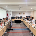 Rapimgab Bahas Laporan Hasil Pembahasan Tiga Ranperda March 30, 2026 12:05 pm DPRD DKI Jakarta menggelar rapat pimpinan gabungan (Rapimgab) bersama eksekutif, Senin (30/3). Agendanya, penyampaian laporan hasil pembahasan Badan Pembentukan Peraturan Daerah (Bapemperda) terhadap tiga Rancangan Peraturan Daerah (Ranperda). Ranperda tersebut tentang Fasilitasi Pencegahan dan Pemberantasan Penyalahgunaan dan Peredaran Gelap Narkotika dan Prekursor Narkotika (P4GN), Rencana Pembangunan Industri Provinsi DKI Jakarta Tahun 2026-2046, dan Penyelenggaraan Sistem Pangan. Wakil Ketua DPRD Wibi Andrino memimpin Rapimgab. Ia mengatakan, ketiga Ranperda itu telah melalui pembahasan oleh Bapemperda. Melibatkan pakar dan eksekutif. Dalam kesempatan itu, Ketua Bapemperda Abdul Aziz menyampaikan terkait pembahasan ketiga Ranperda tersebut. Prosesnya secara bertahap. Mulai dengan rapat dengar pendapat umum (RDPU) mengundang para pakar, pembahasan pasal-pasal, hingga finalisasisasi. Pembahasan ketiga Ranperda itu penting. Mengingat, Pemprov DKI Jakarta belum memiliki payung hukum terkait tentang penanganan narkotika, pembangunan industri, dan sistem pangan. Para pimpinan fraksi dan komisi juga hadir dalam Rapimgab. Antara lain, Ketua Fraksi PKS Muhammad Taufik Zoelkifli, Penasehat Fraksi PKS Ismail, Ketua Fraksi Demokrat Ali Muhammad Johan, dan Ketua Fraksi NasDem Jupiter. Hadir juga Wakil Ketua Fraksi PSI Bun Joi Phiaw, Ketua Fraksi PAN Husen, Ketua Fraksi Golkar Judistira Hermawan, dan Ketua Fraksi PDI Perjuangan Pantas Nainggolan, serta Anggota Fraksi PKB Heri Kustanto. Lalu, Ketua Komisi E Muhammad Subki, Ketua Komisi D Yuke Yurike, Ketua Komisi C Dimaz Raditya, dan Sekretaris Komisi D Habib Muhammad bin Salim Alatas, Dari pihak eksekutif juga hadir. Antara lain, Kepala Biro Hukum Setda DKI Sigit Pratama Yudha dan Kepala Dinas Ketahanan Pangan Kelautan dan Pertanian (DKPKP) Hasudungan Sidabalok beserta jajaran. Kegiatan itu mengacu pada Surat Nomor 334/HK.01.02 yang ditandatangani Ketua DPRD Khoirudin. (apn/df)
