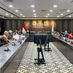 Anggaran Kebudayaan hanya Dinikmati Elite, Komisi E Dorong Pengembangan Sanggar March 5, 2026 12:07 pm Komisi E DPRD DKI Jakarta bersama eksekutif membahas Pra-RKPD (Rencana Kerja Pembangunan Daerah) Tahun 2027, Rabu (4/3). Ketua Komisi E M. Subki memimpin rapat bersama Wakil Ketua Komsi E Agustina Hermanto. Hadir Anggota Komisi E Ramly Hi Muhammad, Solikhah, Dina Masyusin, Gozi Zulazmi, dan Elva Farhi Qolbina. Pada kesempatan itu, Agustina mendorong Dinas Kebudayaan agar mengoptimalkan anggaran di tingkat wilayah. Sebab, banyak sanggar dan organisasi kebudayaan lokal kesulitan mengakses bantuan pendanaan dari pemerintah. Wanita yang akrab disapa Tina Toon itu mengungkapkan, sering kali pelaku seni dan budaya terkendala masalah administratif. Seperti tidak ada dasar nomenklatur anggaran yang tepat. Akibatnya, proposal beralih ke legislator. “Ketika di Dinas Kebudayaan itu tidak bisa karena terhalang dengan yang namanya ‘tidak ada rumahnya’. Jadi mereka tidak bisa dibantu secara dana,” ujar dia di Gedung DPRD DKI Jakarta. Ia juga menyoroti pemberian bantuan tidak sesuai dengan kebutuhan masyarakat. Misalnya, dukungan dalam bentuk fisik, seperti pemberian atribut budaya yang bukan menjadi prioritas utama pelaku seni di wilayah. “Mohon untuk ke depan, jangan cuma kasih support-nya dalam bentuk fisik, kadang-kadang cuma kasih ondel-ondel atau apa. Jangan yang seperti itu, karena mereka memang butuhnya dana. Kita ngomong to the point saja, kalau proposal datang itu butuh dana,” tegas dia. Menurut Agustina, alokasi anggaran kebudayaan hanya dinikmati oleh kalangan elite melalui acara-acara berskala besar. Ia berharap, anggaran tersebut dapat dinikmati juga untuk menunjang pengembangan budaya di akar rumput. “Anggaran kita besar tapi hanya diperuntukkan untuk acara-acara besar yang menikmati orang-orang ‘besar’ juga, orang-orang elit ibaratnya,” tegas dia. “Sedangkan yang membutuhkan adalah orang-orang yang betul-betul mau mengembangkan kebudayaan di wilayah masing-masing, tapi terkendala dengan budget,” tambah dia. Dengan demikian, Agustina meminta Dinas Kebudayaan agar merumuskan dasar hukum atau mekanisme hibah yang jelas dalam RKPD mendatang. Sehingga sanggar-sanggar di wilayah dapat terakomodasi secara maksimal. “Tolong dimaksimalkan di Pra-RKPD ini. Bagaimana caranya nanti di RKPD ada anggaran untuk mengcover sanggar dan organisasi kebudayaan di wilayah-wilayah,” pungkas Agustina. (apn/df)