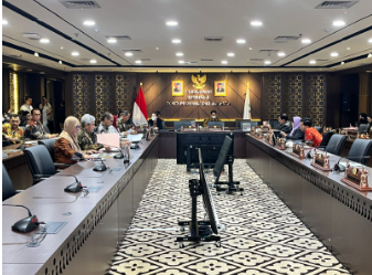 Anggaran Kebudayaan hanya Dinikmati Elite, Komisi E Dorong Pengembangan Sanggar March 5, 2026 12:07 pm Komisi E DPRD DKI Jakarta bersama eksekutif membahas Pra-RKPD (Rencana Kerja Pembangunan Daerah) Tahun 2027, Rabu (4/3). Ketua Komisi E M. Subki memimpin rapat bersama Wakil Ketua Komsi E Agustina Hermanto. Hadir Anggota Komisi E Ramly Hi Muhammad, Solikhah, Dina Masyusin, Gozi Zulazmi, dan Elva Farhi Qolbina. Pada kesempatan itu, Agustina mendorong Dinas Kebudayaan agar mengoptimalkan anggaran di tingkat wilayah. Sebab, banyak sanggar dan organisasi kebudayaan lokal kesulitan mengakses bantuan pendanaan dari pemerintah. Wanita yang akrab disapa Tina Toon itu mengungkapkan, sering kali pelaku seni dan budaya terkendala masalah administratif. Seperti tidak ada dasar nomenklatur anggaran yang tepat. Akibatnya, proposal beralih ke legislator. “Ketika di Dinas Kebudayaan itu tidak bisa karena terhalang dengan yang namanya ‘tidak ada rumahnya’. Jadi mereka tidak bisa dibantu secara dana,” ujar dia di Gedung DPRD DKI Jakarta. Ia juga menyoroti pemberian bantuan tidak sesuai dengan kebutuhan masyarakat. Misalnya, dukungan dalam bentuk fisik, seperti pemberian atribut budaya yang bukan menjadi prioritas utama pelaku seni di wilayah. “Mohon untuk ke depan, jangan cuma kasih support-nya dalam bentuk fisik, kadang-kadang cuma kasih ondel-ondel atau apa. Jangan yang seperti itu, karena mereka memang butuhnya dana. Kita ngomong to the point saja, kalau proposal datang itu butuh dana,” tegas dia. Menurut Agustina, alokasi anggaran kebudayaan hanya dinikmati oleh kalangan elite melalui acara-acara berskala besar. Ia berharap, anggaran tersebut dapat dinikmati juga untuk menunjang pengembangan budaya di akar rumput. “Anggaran kita besar tapi hanya diperuntukkan untuk acara-acara besar yang menikmati orang-orang ‘besar’ juga, orang-orang elit ibaratnya,” tegas dia. “Sedangkan yang membutuhkan adalah orang-orang yang betul-betul mau mengembangkan kebudayaan di wilayah masing-masing, tapi terkendala dengan budget,” tambah dia. Dengan demikian, Agustina meminta Dinas Kebudayaan agar merumuskan dasar hukum atau mekanisme hibah yang jelas dalam RKPD mendatang. Sehingga sanggar-sanggar di wilayah dapat terakomodasi secara maksimal. “Tolong dimaksimalkan di Pra-RKPD ini. Bagaimana caranya nanti di RKPD ada anggaran untuk mengcover sanggar dan organisasi kebudayaan di wilayah-wilayah,” pungkas Agustina. (apn/df)