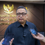 Aspek Keselamatan Transjakarta Jadi Sorotan Komisi B March 4, 2026 5:50 pm Komisi B DPRD DKI Jakarta menyoroti aspek keselamatan operasional PT Transportasi Jakarta dalam rapat pembahasan Pra Rencana Kerja Pemerintah Daerah (Pra-RKPD) Tahun 2027 bersama sejumlah Badan Usaha Milik Daerah (BUMD), Rabu (4/3). Sorotan tersebut muncul setelah insiden kecelakaan dua armada di Koridor 13 yang sempat menjadi perhatian publik dan dibahas dalam rapat Komisi B. Ketua Komisi B Nova Harivan Paloh mengatakan, insiden tersebut harus menjadi evaluasi serius bagi pengelola transportasi publik di Jakarta. “Insiden itu harus menjadi cambuk bagi Transjakarta agar kejadian serupa tidak terulang kembali,” ujar Nova. Ketua Komisi B DPRD DKI Jakarta Nova Harivan Paloh. (dok.DDJP) Ia menegaskan, keselamatan penumpang menjadi aspek yang tidak dapat ditawar. Mengingat Transjakarta setiap hari melayani jutaan warga Jakarta. “Transjakarta membawa sekitar 1,3 juta penumpang setiap hari sehingga aspek keselamatan harus benar-benar ditingkatkan,” tegas Nova. Komisi B juga menyoroti sejumlah faktor yang perlu perhatian. Mulai dari kesiapan pengemudi hingga sistem pengawasan operasional. “Kami juga menanyakan apakah sistem pengawasan melalui Command Center sudah berjalan optimal atau belum,” ungkap Nova. Sementara itu, Asisten Perekonomian dan Keuangan Sekda Provinsi DKI Jakarta Eli Suharini Eliawati menyampaikan, insiden tersebut telah menjadi perhatian pemerintah daerah dan langsung dievaluasi. “Dengan adanya insiden kemarin, gubernur sudah memberikan arahan kepada kami dan hal itu menjadi bahan introspeksi bagi Transjakarta dan jajarannya,” kata Eli. Selain faktor kesalahan manusia, Pemprov DKI juga mengevaluasi sejumlah aspek teknis lainnya dalam operasional armada. “Kami juga melihat faktor umur kendaraan, fasilitas istirahat pengemudi, serta pengaturan jam kerja yang menjadi perhatian,” pungkas dia. Komisi B DPRD DKI Jakarta memastikan evaluasi terhadap operasional Transjakarta akan terus dilakukan melalui rapat kerja lanjutan bersama BUMD terkait guna memperkuat standar keselamatan transportasi publik di Jakarta. (all/df)