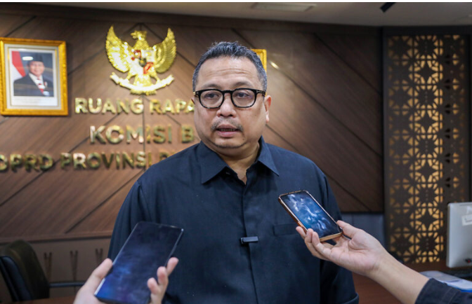 Aspek Keselamatan Transjakarta Jadi Sorotan Komisi B March 4, 2026 5:50 pm Komisi B DPRD DKI Jakarta menyoroti aspek keselamatan operasional PT Transportasi Jakarta dalam rapat pembahasan Pra Rencana Kerja Pemerintah Daerah (Pra-RKPD) Tahun 2027 bersama sejumlah Badan Usaha Milik Daerah (BUMD), Rabu (4/3). Sorotan tersebut muncul setelah insiden kecelakaan dua armada di Koridor 13 yang sempat menjadi perhatian publik dan dibahas dalam rapat Komisi B. Ketua Komisi B Nova Harivan Paloh mengatakan, insiden tersebut harus menjadi evaluasi serius bagi pengelola transportasi publik di Jakarta. “Insiden itu harus menjadi cambuk bagi Transjakarta agar kejadian serupa tidak terulang kembali,” ujar Nova. Ketua Komisi B DPRD DKI Jakarta Nova Harivan Paloh. (dok.DDJP) Ia menegaskan, keselamatan penumpang menjadi aspek yang tidak dapat ditawar. Mengingat Transjakarta setiap hari melayani jutaan warga Jakarta. “Transjakarta membawa sekitar 1,3 juta penumpang setiap hari sehingga aspek keselamatan harus benar-benar ditingkatkan,” tegas Nova. Komisi B juga menyoroti sejumlah faktor yang perlu perhatian. Mulai dari kesiapan pengemudi hingga sistem pengawasan operasional. “Kami juga menanyakan apakah sistem pengawasan melalui Command Center sudah berjalan optimal atau belum,” ungkap Nova. Sementara itu, Asisten Perekonomian dan Keuangan Sekda Provinsi DKI Jakarta Eli Suharini Eliawati menyampaikan, insiden tersebut telah menjadi perhatian pemerintah daerah dan langsung dievaluasi. “Dengan adanya insiden kemarin, gubernur sudah memberikan arahan kepada kami dan hal itu menjadi bahan introspeksi bagi Transjakarta dan jajarannya,” kata Eli. Selain faktor kesalahan manusia, Pemprov DKI juga mengevaluasi sejumlah aspek teknis lainnya dalam operasional armada. “Kami juga melihat faktor umur kendaraan, fasilitas istirahat pengemudi, serta pengaturan jam kerja yang menjadi perhatian,” pungkas dia. Komisi B DPRD DKI Jakarta memastikan evaluasi terhadap operasional Transjakarta akan terus dilakukan melalui rapat kerja lanjutan bersama BUMD terkait guna memperkuat standar keselamatan transportasi publik di Jakarta. (all/df)