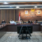 Cegah Potensi Konflik, Komisi A Dukung Larangan SOTR March 5, 2026 7:04 pm Komisi A DPRD DKI Jakarta mendukung langkah pemerintah provinsi melarang kegiatan sahur on the road (SOTR) selama Ramadan. Kebijakan itu sebagai upaya mencegah potensi gangguan ketertiban dan konflik di ruang publik. Anggota Komisi A Lazarus Simon Ishak mengatakan, kegiatan sahur on the road sebenarnya memiliki niat positif, seperti berbagi makanan kepada masyarakat yang membutuhkan. Lazarus mengungkapkan hal itu usai rapat pembahasan Pra Rencana Kerja Pemerintah Daerah (Pra-RKPD) 2027 di Ruang Rapat Komisi A DPRD DKI Jakarta, Kamis (5/3). “Kalau kita kaji, larangan itu cukup beralasan karena untuk mencegah kemungkinan gesekan atau benturan di jalan,” terang Lazarus. Dalam praktiknya, lanjut dia, kegiatan sahur on the road kerap melibatkan kelompok anak muda yang melakukan konvoi di jalan. Kondisi tersebut berpotensi memicu konflik antarkelompok. “Yang dikhawatirkan adalah ketika berada di jalan, karakter anak-anak muda mudah terpancing sehingga keluar dari esensi kegiatan tersebut,” kata Lazarus. Ia menambahkan, sejumlah kejadian di lapangan menunjukkan kegiatan tersebut kerap menimbulkan gesekan antarkelompok. Sehingga pemerintah mengambil langkah pencegahan melalui kebijakan pelarangan. “Karena kejadian seperti itu sering terjadi, kebijakan tersebut diambil untuk mencegah potensi konflik di lapangan,” imbuh Lazarus. Anggota Komisi A DPRD DKI Jakarta Sutikno mengungkapkan hal senada. Perlu memperkuat pengawasan kegiatan masyarakat selama Ramadan demi menjaga ketertiban umum. “Kekhawatirannya adalah faktor keamanan karena kegiatan seperti itu kadang melibatkan anak-anak muda dan bisa menimbulkan gesekan,” jelas dia. Sementara itu, Kepala Satuan Polisi Pamong Praja (Satpol PP) Provinsi DKI Jakarta Satriadi menegaskan, telah mengimbau masyarakat untuk tidak melaksanakan sahur on the road selama Ramadan. Satpol PP akan menertibkan bila masih terdapat kegiatan tersebut. “Kalau ada yang melakukan, kita akan larang,” tukas Satriadi. Pihaknya bersama unsur TNI dan Polri menyiapkan patroli rutin selama Ramadan. Menjaga keamanan dan ketertiban masyarakat di wilayah Jakarta. (all/df)