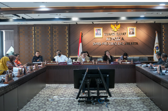 Cegah Potensi Konflik, Komisi A Dukung Larangan SOTR March 5, 2026 7:04 pm Komisi A DPRD DKI Jakarta mendukung langkah pemerintah provinsi melarang kegiatan sahur on the road (SOTR) selama Ramadan. Kebijakan itu sebagai upaya mencegah potensi gangguan ketertiban dan konflik di ruang publik. Anggota Komisi A Lazarus Simon Ishak mengatakan, kegiatan sahur on the road sebenarnya memiliki niat positif, seperti berbagi makanan kepada masyarakat yang membutuhkan. Lazarus mengungkapkan hal itu usai rapat pembahasan Pra Rencana Kerja Pemerintah Daerah (Pra-RKPD) 2027 di Ruang Rapat Komisi A DPRD DKI Jakarta, Kamis (5/3). “Kalau kita kaji, larangan itu cukup beralasan karena untuk mencegah kemungkinan gesekan atau benturan di jalan,” terang Lazarus. Dalam praktiknya, lanjut dia, kegiatan sahur on the road kerap melibatkan kelompok anak muda yang melakukan konvoi di jalan. Kondisi tersebut berpotensi memicu konflik antarkelompok. “Yang dikhawatirkan adalah ketika berada di jalan, karakter anak-anak muda mudah terpancing sehingga keluar dari esensi kegiatan tersebut,” kata Lazarus. Ia menambahkan, sejumlah kejadian di lapangan menunjukkan kegiatan tersebut kerap menimbulkan gesekan antarkelompok. Sehingga pemerintah mengambil langkah pencegahan melalui kebijakan pelarangan. “Karena kejadian seperti itu sering terjadi, kebijakan tersebut diambil untuk mencegah potensi konflik di lapangan,” imbuh Lazarus. Anggota Komisi A DPRD DKI Jakarta Sutikno mengungkapkan hal senada. Perlu memperkuat pengawasan kegiatan masyarakat selama Ramadan demi menjaga ketertiban umum. “Kekhawatirannya adalah faktor keamanan karena kegiatan seperti itu kadang melibatkan anak-anak muda dan bisa menimbulkan gesekan,” jelas dia. Sementara itu, Kepala Satuan Polisi Pamong Praja (Satpol PP) Provinsi DKI Jakarta Satriadi menegaskan, telah mengimbau masyarakat untuk tidak melaksanakan sahur on the road selama Ramadan. Satpol PP akan menertibkan bila masih terdapat kegiatan tersebut. “Kalau ada yang melakukan, kita akan larang,” tukas Satriadi. Pihaknya bersama unsur TNI dan Polri menyiapkan patroli rutin selama Ramadan. Menjaga keamanan dan ketertiban masyarakat di wilayah Jakarta. (all/df)