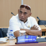 Desak Satpol PP Proaktif Tertibkan Pasar Kaget March 5, 2026 9:19 pm Komisi A DPRD DKI Jakarta meminta Satuan Polisi Pamong Praja (Satpol PP) meningkatkan pengawasan terhadap aktivitas pasar kaget selama Ramadan. Sehingga keberadaan pasar kaget tidak mengganggu ketertiban umum. Pasar kaget yang muncul di sejumlah wilayah kerap memanfaatkan trotoar hingga badan jalan. Akibatnya, berpotensi mengganggu pejalan kaki maupun arus lalu lintas. Anggota Komisi A Lazarus Simon Ishak mengatakan, Satpol PP memiliki peran penting menegakkan peraturan daerah terkait ketertiban umum. Lazarus mengungkapkan hal itu usai rapat pembahasan Pra Rencana Kerja Pemerintah Daerah (Pra-RKPD) Tahun 2027 di Ruang Rapat Komisi A DPRD DKI Jakarta, Kamis (5/3). “Satpol PP harus benar-benar proaktif melihat kondisi di lapangan. Tidak hanya turun ketika ada laporan masyarakat,” terang Lazarus. Ia menilai, penataan pedagang kaki lima tetap perlu dilakukan secara humanis. Dengan begitu, pelaku usaha kecil tetap dapat mencari penghasilan tanpa mengganggu fasilitas publik. “Kalau ada sisi kemanusiaan yang ingin dikedepankan, pedagang bisa diarahkan agar tetap tertib dan tidak mengganggu trotoar atau badan jalan,” tutur Lazarus. Selain itu, ia juga menyoroti persoalan limbah dari pedagang yang kerap dibuang sembarangan di trotoar maupun badan jalan sehingga membuat permukaan jalan menjadi licin. “Pedagang harus diarahkan agar limbah minyak atau air bekas tidak dibuang sembarangan karena bisa membahayakan pengguna jalan,” pungkas dia. (all/df)