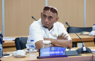 Desak Satpol PP Proaktif Tertibkan Pasar Kaget March 5, 2026 9:19 pm Komisi A DPRD DKI Jakarta meminta Satuan Polisi Pamong Praja (Satpol PP) meningkatkan pengawasan terhadap aktivitas pasar kaget selama Ramadan. Sehingga keberadaan pasar kaget tidak mengganggu ketertiban umum. Pasar kaget yang muncul di sejumlah wilayah kerap memanfaatkan trotoar hingga badan jalan. Akibatnya, berpotensi mengganggu pejalan kaki maupun arus lalu lintas. Anggota Komisi A Lazarus Simon Ishak mengatakan, Satpol PP memiliki peran penting menegakkan peraturan daerah terkait ketertiban umum. Lazarus mengungkapkan hal itu usai rapat pembahasan Pra Rencana Kerja Pemerintah Daerah (Pra-RKPD) Tahun 2027 di Ruang Rapat Komisi A DPRD DKI Jakarta, Kamis (5/3). “Satpol PP harus benar-benar proaktif melihat kondisi di lapangan. Tidak hanya turun ketika ada laporan masyarakat,” terang Lazarus. Ia menilai, penataan pedagang kaki lima tetap perlu dilakukan secara humanis. Dengan begitu, pelaku usaha kecil tetap dapat mencari penghasilan tanpa mengganggu fasilitas publik. “Kalau ada sisi kemanusiaan yang ingin dikedepankan, pedagang bisa diarahkan agar tetap tertib dan tidak mengganggu trotoar atau badan jalan,” tutur Lazarus. Selain itu, ia juga menyoroti persoalan limbah dari pedagang yang kerap dibuang sembarangan di trotoar maupun badan jalan sehingga membuat permukaan jalan menjadi licin. “Pedagang harus diarahkan agar limbah minyak atau air bekas tidak dibuang sembarangan karena bisa membahayakan pengguna jalan,” pungkas dia. (all/df)