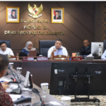 Dongkrak PAD 2027, Maksimalkan Aset Sarana Jaya March 5, 2026 8:21 pm Komisi B DPRD DKI Jakarta mendorong Perumda Pembangunan Sarana Jaya memaksimalkan pemanfaatan aset yang dimiliki guna meningkatkan kontribusi terhadap Pendapatan Asli Daerah (PAD) 2027. Demikian ungkap Ketua Komisi B Nova Harivan Paloh dalam rapat kerja pembahasan Pra Rencana Kerja Pemerintah Daerah (RKPD) 2027. Menurut Nova, optimalisasi pengelolaan aset menjadi perhatian penting. Terlebih, Sarana Jaya kini dipimpin direktur utama yang baru. “Saya memberikan challenge pada Dirut Sarana Jaya yang baru terkait pemanfaatan aset,” ujar Nova, Kamis (5/3). Ia menilai, Perumda Pembangunan Sarana Jaya memiliki banyak aset bernilai ekonomi tinggi yang tersebar di berbagai wilayah Jakarta. Pengelolaan secara optimal, aset tersebut mampu berkontribusi signifikan terhadap PAD. “Sarana Jaya kan banyak asetnya di mana-mana. Terkait dengan aset-aset yang benar-benar bernilai tinggi,” kata dia. Nova mencontohkan, sejumlah aset strategis milik Sarana Jaya seperti Apartemen Palm Court di kawasan Gatot Subroto, Jakarta Selatan. Termasuk beberapa aset di kawasan Menteng, Jakarta Pusat. Ia berharap, aset-aset strategis tersebut dapat dimanfaatkan secara lebih produktif. Sehingga memberikan nilai tambah bagi perusahaan daerah. Sekaligus meningkatkan pendapatan daerah. Melalui rapat kerja tersebut, Komisi B DPRD menegaskan komitmen untuk terus mengawasi kinerja BUMD agar pengelolaan aset daerah berjalan optimal. memberi manfaat bagi pembangunan Jakarta. “Nah ini kita mau lihat value ke depannya untuk menambah PAD kita,” tukas Nova. (gie/df)