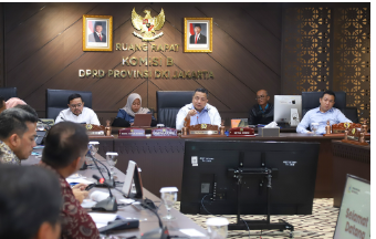 Dongkrak PAD 2027, Maksimalkan Aset Sarana Jaya March 5, 2026 8:21 pm Komisi B DPRD DKI Jakarta mendorong Perumda Pembangunan Sarana Jaya memaksimalkan pemanfaatan aset yang dimiliki guna meningkatkan kontribusi terhadap Pendapatan Asli Daerah (PAD) 2027. Demikian ungkap Ketua Komisi B Nova Harivan Paloh dalam rapat kerja pembahasan Pra Rencana Kerja Pemerintah Daerah (RKPD) 2027. Menurut Nova, optimalisasi pengelolaan aset menjadi perhatian penting. Terlebih, Sarana Jaya kini dipimpin direktur utama yang baru. “Saya memberikan challenge pada Dirut Sarana Jaya yang baru terkait pemanfaatan aset,” ujar Nova, Kamis (5/3). Ia menilai, Perumda Pembangunan Sarana Jaya memiliki banyak aset bernilai ekonomi tinggi yang tersebar di berbagai wilayah Jakarta. Pengelolaan secara optimal, aset tersebut mampu berkontribusi signifikan terhadap PAD. “Sarana Jaya kan banyak asetnya di mana-mana. Terkait dengan aset-aset yang benar-benar bernilai tinggi,” kata dia. Nova mencontohkan, sejumlah aset strategis milik Sarana Jaya seperti Apartemen Palm Court di kawasan Gatot Subroto, Jakarta Selatan. Termasuk beberapa aset di kawasan Menteng, Jakarta Pusat. Ia berharap, aset-aset strategis tersebut dapat dimanfaatkan secara lebih produktif. Sehingga memberikan nilai tambah bagi perusahaan daerah. Sekaligus meningkatkan pendapatan daerah. Melalui rapat kerja tersebut, Komisi B DPRD menegaskan komitmen untuk terus mengawasi kinerja BUMD agar pengelolaan aset daerah berjalan optimal. memberi manfaat bagi pembangunan Jakarta. “Nah ini kita mau lihat value ke depannya untuk menambah PAD kita,” tukas Nova. (gie/df)