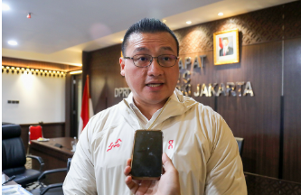 Evaluasi Program BUMD, Kenneth: Dibutuhkan Masyarakat March 5, 2026 9:53 pm Komisi C DPRD DKI Jakarta menggelar rapat kerja bersama sejumlah Badan Usaha Milik Daerah (BUMD) dan perangkat daerah. Agendanya, membahas Pra Rencana Kerja Pemerintah Daerah (Pra-RKPD) Tahun 2027. Rapat berlangsung di Ruang Rapat Komisi C, Kamis (5/3). Pembahasan fokus pada pemaparan program prioritas BUMD sebagai bagian dari rencana pembangunan daerah tahun mendatang. Komisi C menilai, sejumlah rencana kerja masih perlu penyempurnaan agar lebih tepat sasaran dan menjawab kebutuhan masyarakat. Anggota Komisi C Hardiyanto Kenneth mengatakan, hasil pembahasan menunjukkan masih ada sejumlah persoalan penting yang belum masuk dalam program prioritas BUMD. “Padahal sangat dibutuhkan masyarakat,” ujar Kenneth. Ia menegaskan, setiap program dan produk BUMD harus memberikan manfaat nyata bagi warga Jakarta. Selain evaluasi rencana kerja, Komisi C juga menyoroti isu keselamatan operasional transportasi publik. Khususnya armada Transjakarta. Kenneth menilai, sejumlah kecelakaan yang terjadi perlu menjadi bahan evaluasi. Terutama terkait pengelolaan sumber daya manusia dan pengawasan pramudi. “Kami melihat faktor kelelahan dan pengaturan jam kerja pramudi juga harus menjadi perhatian,” ucap dia. Menurut Kenneth, sebagian pramudi Transjakarta berasal dari operator swasta. Sehingga perlu memperkuat pengawasan terhadap jam kerja dan kesiapan pengemudi. Ia juga mendorong optimalisasi Akademi Transjakarta sebagai pusat pelatihan bagi para pramudi. Tujuannya, meningkatkan kualitas sumber daya manusia. “Agar pramudi mendapat pelatihan yang memadai,” kata Kenneth. Selain itu, Komisi C turut mengingatkan agar program pangan murah tidak membuka celah penyimpangan dalam proses distribusi. “Ke depan jangan ada lagi celah bagi oknum penyedia untuk bermain dalam program pangan murah,” tegas dia. Ia berharap, evaluasi terhadap mekanisme distribusi dapat mempersempit ruang penyimpangan. Dengan demikian, program pangan murah benar-benar dirasakan manfaatnya oleh masyarakat. “Kami berharap distribusi pangan murah berjalan lebih baik dan tepat sasaran,” tandas dia. (all/df)