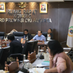 Genjot Retribusi, Komisi C Dorong Klasterisasi BLUD March 4, 2026 8:09 pm Komisi C DPRD DKI Jakarta menyoroti turunnya proyeksi target retribusi dalam pembahasan Pra-Rencana Kerja Pemerintah Daerah (Pra-RKPD) Tahun 2027. Perlu antisipasi atas penurunan itu. Sehingga tidak mengganggu pendapatan asli daerah (PAD). Sekretaris Komisi C Ismail menyampaikan hal itu usai rapat bersama jajaran eksekutif di Gedung DPRD DKI Jakarta, Rabu (4/3). Menurut dia, sejumlah Satuan Kerja Perangkat Daerah (SKPD) strategis justru mencatat proyeksi penurunan pendapatan. Beberapa SKPD dimaksud antara lain Badan Pengelola Aset Daerah, Dinas Lingkungan Hidup, Dinas Pertamanan dan Hutan Kota, dan Dinas Perhubungan. “Proyeksi 2027 ada penurunan signifikan. Terutama di SKPD yang selama ini menjadi backbone PAD,” ujar Ismail. Paparan eksekutif terkait Pra-RKPD 2027 masih draf awal. Karena itu, perlu sinkronisasi lanjutan oleh Tim Anggaran Pemerintah Daerah (TAPD). Dengan demikian, target pendapatan lebih realistis dan terukur. Ismail juga menegaskan, peningkatan retribusi menjadi kebutuhan mendesak. Menutup selisih akibat pemangkasan dana transfer dari pusat ke daerah yang mencapai sekitar Rp.15 triliun. “Peningkatan retribusi ini keharusan untuk menutup selisih Rp.15 triliun,” tegas dia. Sebagai langkah konkret, Komisi C mengusulkan klasterisasi terhadap 103 Badan Layanan Umum Daerah (BLUD). Pengelompokan itu bertujuan memetakan potensi masing-masing unit agar strategi penguatan lebih tepat sasaran. “Dengan klasterisasi, terlihat mana yang jadi backbone, mana yang berpotensi tumbuh, dan mana yang fokus pada pelayanan,” kata Ismail. Selain itu, ia mendorong Pemprov DKI mengeksplorasi sumber pendapatan baru. Upaya tersebut harus berbarengan dengan percepatan penyusunan payung hukum. Baik peraturan daerah (Perda) maupun peraturan gubernur (Pergub). “Kita ingin program pembangunan dalam RPJMD tetap progresif dan tidak setback,” pungkas Ismail. (apn/df)