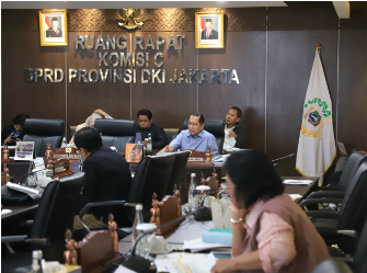 Genjot Retribusi, Komisi C Dorong Klasterisasi BLUD March 4, 2026 8:09 pm Komisi C DPRD DKI Jakarta menyoroti turunnya proyeksi target retribusi dalam pembahasan Pra-Rencana Kerja Pemerintah Daerah (Pra-RKPD) Tahun 2027. Perlu antisipasi atas penurunan itu. Sehingga tidak mengganggu pendapatan asli daerah (PAD). Sekretaris Komisi C Ismail menyampaikan hal itu usai rapat bersama jajaran eksekutif di Gedung DPRD DKI Jakarta, Rabu (4/3). Menurut dia, sejumlah Satuan Kerja Perangkat Daerah (SKPD) strategis justru mencatat proyeksi penurunan pendapatan. Beberapa SKPD dimaksud antara lain Badan Pengelola Aset Daerah, Dinas Lingkungan Hidup, Dinas Pertamanan dan Hutan Kota, dan Dinas Perhubungan. “Proyeksi 2027 ada penurunan signifikan. Terutama di SKPD yang selama ini menjadi backbone PAD,” ujar Ismail. Paparan eksekutif terkait Pra-RKPD 2027 masih draf awal. Karena itu, perlu sinkronisasi lanjutan oleh Tim Anggaran Pemerintah Daerah (TAPD). Dengan demikian, target pendapatan lebih realistis dan terukur. Ismail juga menegaskan, peningkatan retribusi menjadi kebutuhan mendesak. Menutup selisih akibat pemangkasan dana transfer dari pusat ke daerah yang mencapai sekitar Rp.15 triliun. “Peningkatan retribusi ini keharusan untuk menutup selisih Rp.15 triliun,” tegas dia. Sebagai langkah konkret, Komisi C mengusulkan klasterisasi terhadap 103 Badan Layanan Umum Daerah (BLUD). Pengelompokan itu bertujuan memetakan potensi masing-masing unit agar strategi penguatan lebih tepat sasaran. “Dengan klasterisasi, terlihat mana yang jadi backbone, mana yang berpotensi tumbuh, dan mana yang fokus pada pelayanan,” kata Ismail. Selain itu, ia mendorong Pemprov DKI mengeksplorasi sumber pendapatan baru. Upaya tersebut harus berbarengan dengan percepatan penyusunan payung hukum. Baik peraturan daerah (Perda) maupun peraturan gubernur (Pergub). “Kita ingin program pembangunan dalam RPJMD tetap progresif dan tidak setback,” pungkas Ismail. (apn/df)