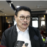 Harmonisasi Reses dan Program Perangkat Daerah March 4, 2026 5:43 pm Komisi A DPRD DKI Jakarta menegaskan, sangat penting penguatan tindak lanjut pokok-pokok pikiran (Pokir) masyarakat dalam pembahasan Pra-Rencana Kerja Pemerintah Daerah (Pra-RKPD) Tahun 2027. Ketua Komisi A Inggard Joshua mengungkapkan hal itu usai memimpin rapat kerja bersama jajaran eksekutif di Gedung DPRD DKI Jakarta, Rabu (4/3). Menurut Inggard, rapat Pra-RKPD digelar untuk memastikan seluruh aspirasi masyarakat yang telah disampaikan kepada DPRD maupun kepada pihak eksekutif dapat segera ditindaklanjuti. Terutama yang selama ini belum terakomodasi dalam program dan kegiatan perangkat daerah. “Pra-RKPD ini diadakan rapat pentingnya bagaimana seluruh pokok-pokok pikiran yang ada di masyarakat yang diinformasikan kepada Dewan, juga yang diinformasikan kepada eksekutif yang belum ditindaklanjuti, segera ditindaklanjuti,” kata dia usai memimpin rapat tersebut. Ia menekankan, perlu peran aktif walikota dan Asisten Pemerintahan (Aspem) Sekretaris Daerah selaku bagian dari Tim Anggaran Pemerintah Daerah (TAPD) untuk menjembatani kebutuhan anggaran di tingkat wilayah. Menurut dia, ketika wali kota dimintai pertanggungjawaban oleh masyarakat, maka dukungan anggaran di tingkat suku dinas (Sudin), kecamatan, hingga kelurahan harus tersedia. “Nah ini perlu ada jaminan, perlu ada penguatan di kelurahan, kecamatan, sama di Sudin-Sudin agar segera dapat ditindaklanjuti apa yang menjadi keinginan masyarakat yang memang berhubungan dengan peraturan dan perundang-undangan,” kata Inggard. Inggard mengungkapkan, persoalan yang kerap terjadi bukan pada koordinasi, melainkan pada keterbatasan dan distribusi anggaran. Oleh sebab itu, Komisi A mendorong adanya penguatan alokasi anggaran di tingkat Sudin, kecamatan, dan kelurahan agar hasil-hasil reses anggota dewan dapat segera ditindaklanjuti. Kecuali untuk proyek-proyek besar yang memang menjadi kewenangan dinas di tingkat provinsi. “Nah inilah makanya pada saat ini kita bicaranya bagaimana penguatan itu ada di Sudin-Sudin ada juga di kelurahan, ada di kecamatan supaya segera cepat menindaklanjuti hasil-hasil reses, kecuali yang projek-projek besar jadi inilah tujuannya diadakan pra-RKPD,” kata Inggard. Inggard berharap, Badan Pengelola Keuangan Daerah (BPKD) dan Badan Perencanaan Pembangunan Daerah (Bappeda) dapat membagi anggaran secara proporsional sesuai kepentingan masyarakat. Ia juga meminta Inspektorat turut mengawal dan mengkritisi penggunaan anggaran agar tidak terjadi salah penempatan maupun munculnya anggaran yang tidak tepat sasaran. “Kita berharap juga dari Badan Pengelola Keuangan Daerah dan Bappeda juga bisa membagi secara proposional kepentingan masyarakat,” tukas Inggard. Sementara itu, Asisten Pemerintahan (Aspem) Sekretaris Daerah (Sekda) DKI Jakarta Sigit Wijatmoko menyampaikan Pra-RKPD menjadi momentum penting untuk melakukan harmonisasi antara usulan kegiatan perangkat daerah dengan temuan DPRD saat reses maupun laporan warga. Ia menjelaskan, harmonisasi tersebut penting agar dalam pembahasan lanjutan tidak ada program prioritas yang gagal dialokasikan hanya karena belum memiliki nomenklatur kegiatan atau subkegiatan dalam dokumen RKPD. “Pra RKPD ini sebetulnya kami melihat kaitan dengan adanya harmonisasi antara kegiatan dan subkegiatan yang sudah di input oleh teman-teman perangkat daerah dengan apa yang menjadi temuan bapak ibu pada saat reses ataupun laporan warga di masyarakat,” kata Sigit. (yla/df)