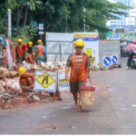 Inventarisasi Titik Galian Utilitas hingga Perpipaan March 5, 2026 3:52 pm Wakil Ketua DPRD DKI Jakarta Wibi Andrino menyoroti banyaknya titik galian proyek seperti utilitas, saluran air limbah, hingga perpipaan air minum di Jakarta. Pasalnya, tidak segera mengembalikan seperti kondisi semula, usai pekerjaan bawah tanah. Kondisi tersebut dinilai memicu kemacetan, membahayakan pengguna jalan, serta menunjukkan lemahnya koordinasi antarinstansi dan kontraktor pelaksana. “Yang jadi masalah bukan sekadar proyeknya, tetapi koordinasinya. Tidak boleh ada pekerjaan bawah tanah yang selesai, tetapi permukaan jalannya dibiarkan terbuka berbulan-bulan,” ujar Wibi, Senin (2/3). “Bagi warga, yang mereka lihat adalah jalan berlubang dan macet,” tambah dia. Menurut Wibi, proyek saluran air limbah, pipanisasi, maupun pekerjaan utilitas lainnya dinilai penting untuk kepentingan jangka panjang. Namun, pelaksanaannya tak boleh mengabaikan kenyamanan dan keselamatan masyarakat. Kondisi tersebut, Wibi menilai, adanya pemisahan tanggung jawab antara kontraktor pengeboran dan kontraktor yang bertugas menutup kembali permukaan jalan. Tentu situasi itu, berpotensi menimbulkan kekosongan pengawasan. “Tidak boleh ada alasan beda kontraktor lalu tanggung jawabnya terputus. Yang menggali harus memastikan penutupan dilakukan dengan tuntas. Jakarta bukan kota uji coba yang terus dibobok tanpa pemulihan,” tegas dia. Ia meminta, Pemprov DKI segera menginventarisasi seluruh titik galian yang pekerjaan bawah tanahnya telah selesai, tapi belum ditutup permanen. Selain itu, ia mendorong adanya batas waktu maksimal untuk pemulihan permukaan jalan. Menerapkan sanksi tegas bagi pelaksana yang lalai. “Proyek strategis nasional sekalipun tidak boleh menjadi sumber kemacetan permanen. Kalau pembiaran terjadi sampai berbulan-bulan, itu bukan lagi kendala teknis, melainkan kelalaian dalam tata kelola,” kata dia. Dengan demikian, tambah Wibi, DPRD DKI akan memanggil dinas terkait guna memastikan adanya sistem pengendalian yang terpadu dan transparan agar persoalan serupa tidak terus berulang. “Jakarta harus menjadi kota yang tertata, bukan kota galian. Masyarakat berhak mendapatkan jalan yang aman, rapi, dan berfungsi dengan baik,” pungkas dia. (apn/df)