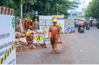 Inventarisasi Titik Galian Utilitas hingga Perpipaan March 5, 2026 3:52 pm Wakil Ketua DPRD DKI Jakarta Wibi Andrino menyoroti banyaknya titik galian proyek seperti utilitas, saluran air limbah, hingga perpipaan air minum di Jakarta. Pasalnya, tidak segera mengembalikan seperti kondisi semula, usai pekerjaan bawah tanah. Kondisi tersebut dinilai memicu kemacetan, membahayakan pengguna jalan, serta menunjukkan lemahnya koordinasi antarinstansi dan kontraktor pelaksana. “Yang jadi masalah bukan sekadar proyeknya, tetapi koordinasinya. Tidak boleh ada pekerjaan bawah tanah yang selesai, tetapi permukaan jalannya dibiarkan terbuka berbulan-bulan,” ujar Wibi, Senin (2/3). “Bagi warga, yang mereka lihat adalah jalan berlubang dan macet,” tambah dia. Menurut Wibi, proyek saluran air limbah, pipanisasi, maupun pekerjaan utilitas lainnya dinilai penting untuk kepentingan jangka panjang. Namun, pelaksanaannya tak boleh mengabaikan kenyamanan dan keselamatan masyarakat. Kondisi tersebut, Wibi menilai, adanya pemisahan tanggung jawab antara kontraktor pengeboran dan kontraktor yang bertugas menutup kembali permukaan jalan. Tentu situasi itu, berpotensi menimbulkan kekosongan pengawasan. “Tidak boleh ada alasan beda kontraktor lalu tanggung jawabnya terputus. Yang menggali harus memastikan penutupan dilakukan dengan tuntas. Jakarta bukan kota uji coba yang terus dibobok tanpa pemulihan,” tegas dia. Ia meminta, Pemprov DKI segera menginventarisasi seluruh titik galian yang pekerjaan bawah tanahnya telah selesai, tapi belum ditutup permanen. Selain itu, ia mendorong adanya batas waktu maksimal untuk pemulihan permukaan jalan. Menerapkan sanksi tegas bagi pelaksana yang lalai. “Proyek strategis nasional sekalipun tidak boleh menjadi sumber kemacetan permanen. Kalau pembiaran terjadi sampai berbulan-bulan, itu bukan lagi kendala teknis, melainkan kelalaian dalam tata kelola,” kata dia. Dengan demikian, tambah Wibi, DPRD DKI akan memanggil dinas terkait guna memastikan adanya sistem pengendalian yang terpadu dan transparan agar persoalan serupa tidak terus berulang. “Jakarta harus menjadi kota yang tertata, bukan kota galian. Masyarakat berhak mendapatkan jalan yang aman, rapi, dan berfungsi dengan baik,” pungkas dia. (apn/df)