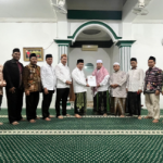 Jaga Identitas Budaya Betawi March 5, 2026 10:30 pm Ketua DPRDDKI Jakarta Khoirudin menghadiri kegiatan Safari Ramadan, sekaligus tradisi khas Betawi Ganti Ayat atau Qunut di Mushola An-Nur Haji Gatong, Meruya, Jakarta Barat, Kamis (5/3). Kegiatan pada pertengahan Ramadan itu menjadi bagian dari upaya menjaga tradisi lokal di tengah pesatnya modernisasi Kota Jakarta. Kunjungan itu, Khoirudin bersama Wakil Ketua Badan Amil Zakat Nasional (Baznas) DKI Jakarta Muhammad Bahauddin serta sejumlah tokoh masyarakat setempat. Khoirudin mengapresiasi warga Meruya yang masih menjaga tradisi Betawi. Satu di antaranya terlihat dari rangkaian pembacaan tahlil hingga makan ketupat sayur bersama. “Alhamdulillah, di sini kita merasakan suasana asli Kebetawian. Tradisi yang hampir hilang masih terjaga,” kata Khoirudin. Ia menilai, tradisi kuliner dan prosesi keagamaan tersebut mengingatkannya pada suasana Ramadan di masa kecil. Menurut dia, pelestarian Budaya Betawi sejalan dengan visi Jakarta sebagai kota global. Tetap berakar pada budaya lokal. “Kita punya tagline Kota Global yang Berbudaya. Global, tapi tidak meninggalkan Budaya Betawi,” ucap dia. Selain melestarikan tradisi, kehadiran DPRD bersama Baznas DKI di wilayah Meruya yang berbatasan dengan Tangerang juga bertujuan mempererat hubungan sosial. Sekaligus memastikan kehadiran pemerintah di wilayah pinggiran Jakarta. Khoirudin berharap, Safari Ramadan dapat menjadi momentum memperkuat silaturahmi antara masyarakat dan pemerintah daerah. “Mudah-mudahan kehadiran Baznas bersama saya membuat masyarakat merasakan kehadiran pemerintah hingga di pinggir Jakarta,” pungkas dia. (apn/df)