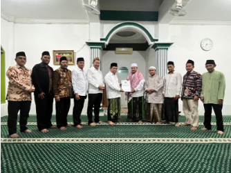 Jaga Identitas Budaya Betawi March 5, 2026 10:30 pm Ketua DPRDDKI Jakarta Khoirudin menghadiri kegiatan Safari Ramadan, sekaligus tradisi khas Betawi Ganti Ayat atau Qunut di Mushola An-Nur Haji Gatong, Meruya, Jakarta Barat, Kamis (5/3). Kegiatan pada pertengahan Ramadan itu menjadi bagian dari upaya menjaga tradisi lokal di tengah pesatnya modernisasi Kota Jakarta. Kunjungan itu, Khoirudin bersama Wakil Ketua Badan Amil Zakat Nasional (Baznas) DKI Jakarta Muhammad Bahauddin serta sejumlah tokoh masyarakat setempat. Khoirudin mengapresiasi warga Meruya yang masih menjaga tradisi Betawi. Satu di antaranya terlihat dari rangkaian pembacaan tahlil hingga makan ketupat sayur bersama. “Alhamdulillah, di sini kita merasakan suasana asli Kebetawian. Tradisi yang hampir hilang masih terjaga,” kata Khoirudin. Ia menilai, tradisi kuliner dan prosesi keagamaan tersebut mengingatkannya pada suasana Ramadan di masa kecil. Menurut dia, pelestarian Budaya Betawi sejalan dengan visi Jakarta sebagai kota global. Tetap berakar pada budaya lokal. “Kita punya tagline Kota Global yang Berbudaya. Global, tapi tidak meninggalkan Budaya Betawi,” ucap dia. Selain melestarikan tradisi, kehadiran DPRD bersama Baznas DKI di wilayah Meruya yang berbatasan dengan Tangerang juga bertujuan mempererat hubungan sosial. Sekaligus memastikan kehadiran pemerintah di wilayah pinggiran Jakarta. Khoirudin berharap, Safari Ramadan dapat menjadi momentum memperkuat silaturahmi antara masyarakat dan pemerintah daerah. “Mudah-mudahan kehadiran Baznas bersama saya membuat masyarakat merasakan kehadiran pemerintah hingga di pinggir Jakarta,” pungkas dia. (apn/df)