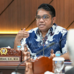Kekerasan Digital Anak Jakarta Jadi Sorotan Komisi E March 4, 2026 10:05 pm DPRD DKI Jakarta menyoroti tingginya angka kekerasan digital terhadap anak di ibukota. Isu tersebut mengemuka dalam rapat Pra-Rencana Kerja Pemerintah Daerah (RKPD) Tahun 2027 bersama Dinas Pemberdayaan Perlindungan Anak dan Pengendalian Penduduk. Sekretaris Komisi E Justin Adrian menegaskan, perlu perencanaan program berbasis data untuk menekan angka kekerasan digital yang masih marak. Berdasarkan data 2024, ungkap dia, kasus kekerasan digital di Jakarta tergolong tinggi. Tercatat sekitar 75 ribu kasus bullying, 14 ribu kasus pedofilia, 603 kasus grooming, serta 205 kasus revenge porn. “Berdasarkan data 2024, kekerasan digital di Jakarta sangat tinggi,” ujar Justin, Rabu (4/3). Sekretaris Komisi E DPRD DKI Jakarta Justin Adrian. (dok.DDJP) Menurut dia, kondisi tersebut merupakan persoalan serius yang harus dijawab dengan kebijakan konkret dalam perencanaan 2027. Ia meminta Dinas PPAPP tidak menyusun program secara reaktif, melainkan melalui perencanaan matang. “Ini masalah nyata. Harus ada program yang jelas dan terukur pada 2027,” tegas dia. Justin berharap, rapat Pra-RKPD menjadi momentum untuk merumuskan strategi penanganan yang komprehensif, terintegrasi, dan berkelanjutan. Dengan langkah itu, perlindungan anak di Jakarta diharapkan lebih efektif ke depan. “Jangan action by accident. Harus ada planning yang matang,” pungkas dia. (gie/df)