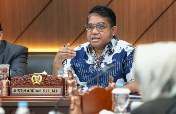 Kekerasan Digital Anak Jakarta Jadi Sorotan Komisi E March 4, 2026 10:05 pm DPRD DKI Jakarta menyoroti tingginya angka kekerasan digital terhadap anak di ibukota. Isu tersebut mengemuka dalam rapat Pra-Rencana Kerja Pemerintah Daerah (RKPD) Tahun 2027 bersama Dinas Pemberdayaan Perlindungan Anak dan Pengendalian Penduduk. Sekretaris Komisi E Justin Adrian menegaskan, perlu perencanaan program berbasis data untuk menekan angka kekerasan digital yang masih marak. Berdasarkan data 2024, ungkap dia, kasus kekerasan digital di Jakarta tergolong tinggi. Tercatat sekitar 75 ribu kasus bullying, 14 ribu kasus pedofilia, 603 kasus grooming, serta 205 kasus revenge porn. “Berdasarkan data 2024, kekerasan digital di Jakarta sangat tinggi,” ujar Justin, Rabu (4/3). Sekretaris Komisi E DPRD DKI Jakarta Justin Adrian. (dok.DDJP) Menurut dia, kondisi tersebut merupakan persoalan serius yang harus dijawab dengan kebijakan konkret dalam perencanaan 2027. Ia meminta Dinas PPAPP tidak menyusun program secara reaktif, melainkan melalui perencanaan matang. “Ini masalah nyata. Harus ada program yang jelas dan terukur pada 2027,” tegas dia. Justin berharap, rapat Pra-RKPD menjadi momentum untuk merumuskan strategi penanganan yang komprehensif, terintegrasi, dan berkelanjutan. Dengan langkah itu, perlindungan anak di Jakarta diharapkan lebih efektif ke depan. “Jangan action by accident. Harus ada planning yang matang,” pungkas dia. (gie/df)