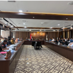 Komisi A Selaraskan Pra-RKPD 2027 dengan RPJMD March 4, 2026 3:42 pm Komisi A DPRD DKI Jakarta menggelar rapat kerja bersama eksekutif dalam rangka pembahasan Pra-Rencana Kerja Pemerintah Daerah (Pra-RKPD) DKI Jakarta tahun 2027, Rabu (4/3). Ketua Komisi A Inggard Joshua memimpin rapat. Hadir Anggota Komisi A Inad Luciawaty, Mohamad Ongen Sangaji, Heri Kustanto, Lazarus Simon Ishak, William Aditya Sarana, Nuchbatillah, Zahrina Nurbaiti, Sutikno dan Manuara Siahaan. Hadir pihak eksekutif, antara lain Inspektur DKI Jakarta, Bappeda DKI Jakarta, walikota Jakarta Pusat, walikota Jakarta Timur, walikota Jakarta Selatan, walikota Jakarta Barat, walikota Jakarta Utara, bupati Kepulauan Seribu. Selanjutnya, Biro Pemerintahan Setda DKI Jakarta, Biro Organisasi dan Reformasi Birokrasi Setda DKI Jakarta, Biro Hukum Setda DKI Jakarta, Biro Umum dan Administrasi Sekretariat Daerah Setda DKI Jakarta dan Biro Kepala Daerah Setda DKI Jakarta. Pada kesempatan itu, Inggard menegaskan, sangat penting memastikan seluruh kegiatan dan subkegiatan dalam Pra-RKPD 2027 selaras dengan Rencana Pembangunan Jangka Menengah Daerah (RPJMD). Menurut dia, pembahasan Pra-RKPD menjadi momentum strategis untuk menyelaraskan prioritas pembangunan daerah dengan kebutuhan riil masyarakat. Memastikan efektivitas penggunaan anggaran pada tahun mendatang. Komisi A, akan mencermati secara detail setiap usulan program agar memiliki indikator kinerja yang jelas dan terukur. “Kita bicara terkait masalah kegiatan maupun sub kegiatan yang memang harus diupayakan ada di dalam RKPD yang akan datang dan mengacu pada RPJMD yang sudah ada,” tandas Inggard. Pada kesempatan yang sama, Asisten Pemerintahan (Aspem) Sekretaris Daerah (Sekda) DKI Jakarta Sigit Wijatmoko memaparkan dasar hukum dan acuan penyusunan RKPD 2027. Termasuk sejumlah catatan penting yang perlu menjadi perhatian bersama dalam proses perencanaan. Ia menekankan, penyusunan RKPD harus mengacu pada regulasi yang berlaku serta memperhatikan kesinambungan program pembangunan. Menurut dia, tahapan pra-RKPD menjadi ruang awal untuk sinkronisasi dan penyelarasan antarperangkat daerah. “Soal rapat pra RKPD kita hari ini kami perlu menghighlight tentang peraturan yang ada,” ucap Sigit dalam rapat tersebut. Sigit berharap, proses pembahasan dapat berjalan konstruktif antara legislatif dan eksekutif. Sehingga menghasilkan perencanaan yang matang dan responsif terhadap tantangan pembangunan Jakarta ke depan. “Kami akan bekerja bersama-sama sehingga kualitas APBD 2027 akan bisa menjadi solusi dan jakarta akan tetap tumbuh,” kata Sigit. (yla/df)