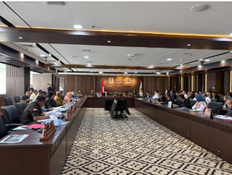 Komisi A Selaraskan Pra-RKPD 2027 dengan RPJMD March 4, 2026 3:42 pm Komisi A DPRD DKI Jakarta menggelar rapat kerja bersama eksekutif dalam rangka pembahasan Pra-Rencana Kerja Pemerintah Daerah (Pra-RKPD) DKI Jakarta tahun 2027, Rabu (4/3). Ketua Komisi A Inggard Joshua memimpin rapat. Hadir Anggota Komisi A Inad Luciawaty, Mohamad Ongen Sangaji, Heri Kustanto, Lazarus Simon Ishak, William Aditya Sarana, Nuchbatillah, Zahrina Nurbaiti, Sutikno dan Manuara Siahaan. Hadir pihak eksekutif, antara lain Inspektur DKI Jakarta, Bappeda DKI Jakarta, walikota Jakarta Pusat, walikota Jakarta Timur, walikota Jakarta Selatan, walikota Jakarta Barat, walikota Jakarta Utara, bupati Kepulauan Seribu. Selanjutnya, Biro Pemerintahan Setda DKI Jakarta, Biro Organisasi dan Reformasi Birokrasi Setda DKI Jakarta, Biro Hukum Setda DKI Jakarta, Biro Umum dan Administrasi Sekretariat Daerah Setda DKI Jakarta dan Biro Kepala Daerah Setda DKI Jakarta. Pada kesempatan itu, Inggard menegaskan, sangat penting memastikan seluruh kegiatan dan subkegiatan dalam Pra-RKPD 2027 selaras dengan Rencana Pembangunan Jangka Menengah Daerah (RPJMD). Menurut dia, pembahasan Pra-RKPD menjadi momentum strategis untuk menyelaraskan prioritas pembangunan daerah dengan kebutuhan riil masyarakat. Memastikan efektivitas penggunaan anggaran pada tahun mendatang. Komisi A, akan mencermati secara detail setiap usulan program agar memiliki indikator kinerja yang jelas dan terukur. “Kita bicara terkait masalah kegiatan maupun sub kegiatan yang memang harus diupayakan ada di dalam RKPD yang akan datang dan mengacu pada RPJMD yang sudah ada,” tandas Inggard. Pada kesempatan yang sama, Asisten Pemerintahan (Aspem) Sekretaris Daerah (Sekda) DKI Jakarta Sigit Wijatmoko memaparkan dasar hukum dan acuan penyusunan RKPD 2027. Termasuk sejumlah catatan penting yang perlu menjadi perhatian bersama dalam proses perencanaan. Ia menekankan, penyusunan RKPD harus mengacu pada regulasi yang berlaku serta memperhatikan kesinambungan program pembangunan. Menurut dia, tahapan pra-RKPD menjadi ruang awal untuk sinkronisasi dan penyelarasan antarperangkat daerah. “Soal rapat pra RKPD kita hari ini kami perlu menghighlight tentang peraturan yang ada,” ucap Sigit dalam rapat tersebut. Sigit berharap, proses pembahasan dapat berjalan konstruktif antara legislatif dan eksekutif. Sehingga menghasilkan perencanaan yang matang dan responsif terhadap tantangan pembangunan Jakarta ke depan. “Kami akan bekerja bersama-sama sehingga kualitas APBD 2027 akan bisa menjadi solusi dan jakarta akan tetap tumbuh,” kata Sigit. (yla/df)