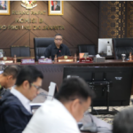 Komisi B Ingatkan Dampak Geopolitik terhadap Pendapatan Daerah March 4, 2026 5:10 pm Komisi B DPRD DKI Jakarta mengundang tujuh Badan Usaha Milik Daerah (BUMD) dalam rapat pembahasan Pra Rencana Kerja Pemerintah Daerah (Pra-RKPD) Provinsi DKI Jakarta Tahun 2027, Rabu (4/3). Ketua Komisi B Nova Harivan Paloh memimpin rapat. Hadir tujuh BUMD, yakni Perumda Air Minum Jaya, Perumda PAL Jaya, PT. MRT Jakarta, PT. Jakarta Propertindo, PT. Transportasi Jakarta, PT. Bank Jakarta, serta PT. Jamkrida Jakarta. Nova mengatakan, rapat tersebut menjadi tahap awal bagi DPRD memberikan masukan terhadap perencanaan program BUMD sebelum penyusunan Rencana Kerja dan Anggaran (RKA) Tahun 2027. “Ini menjadi awalan bagi kita terkait perencanaan kegiatan dalam penyusunan RKA 2027 yang berjalan bersamaan dengan pembahasan RKPD,” ungkap Nova. Selain membahas rencana program BUMD, Komisi B juga menyoroti sejumlah faktor eksternal yang dapat memengaruhi kondisi fiskal daerah ke depan. “Masukan dari Komisi B salah satunya terkait nuansa geopolitik global yang dapat memengaruhi pendapatan daerah ke depan,” tutur Nova. Komisi B juga mengingatkan pentingnya pengelolaan aset dan keuangan BUMD secara optimal agar mampu mendukung pembangunan Jakarta. “Pengelolaan aset harus benar dan pengelolaan keuangan BUMD juga harus semakin diperkuat,” kata Nova. Sementara itu, Asisten Perekonomian dan Keuangan Sekda Provinsi DKI Jakarta Eli Suharini Eliawati menyampaikan kondisi ekonomi nasional juga menjadi perhatian dalam perencanaan pembangunan daerah. “Kami juga mencermati kondisi ekonomi nasional, termasuk pelemahan nilai rupiah yang tentu menjadi perhatian bagi pemerintah daerah,” jelas Eli. Ia menambahkan. seluruh masukan DPRD akan menjadi bahan penyempurnaan sebelum pembahasan RKPD dilanjutkan pada tahap berikutnya. “Karena masih tahap Pra-RKPD, kami masih memiliki waktu sebelum RKPD dibahas kembali pada bulan Juni,” tambah Eli. (all/df)