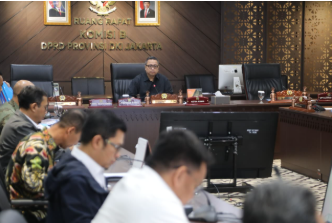 Komisi B Ingatkan Dampak Geopolitik terhadap Pendapatan Daerah March 4, 2026 5:10 pm Komisi B DPRD DKI Jakarta mengundang tujuh Badan Usaha Milik Daerah (BUMD) dalam rapat pembahasan Pra Rencana Kerja Pemerintah Daerah (Pra-RKPD) Provinsi DKI Jakarta Tahun 2027, Rabu (4/3). Ketua Komisi B Nova Harivan Paloh memimpin rapat. Hadir tujuh BUMD, yakni Perumda Air Minum Jaya, Perumda PAL Jaya, PT. MRT Jakarta, PT. Jakarta Propertindo, PT. Transportasi Jakarta, PT. Bank Jakarta, serta PT. Jamkrida Jakarta. Nova mengatakan, rapat tersebut menjadi tahap awal bagi DPRD memberikan masukan terhadap perencanaan program BUMD sebelum penyusunan Rencana Kerja dan Anggaran (RKA) Tahun 2027. “Ini menjadi awalan bagi kita terkait perencanaan kegiatan dalam penyusunan RKA 2027 yang berjalan bersamaan dengan pembahasan RKPD,” ungkap Nova. Selain membahas rencana program BUMD, Komisi B juga menyoroti sejumlah faktor eksternal yang dapat memengaruhi kondisi fiskal daerah ke depan. “Masukan dari Komisi B salah satunya terkait nuansa geopolitik global yang dapat memengaruhi pendapatan daerah ke depan,” tutur Nova. Komisi B juga mengingatkan pentingnya pengelolaan aset dan keuangan BUMD secara optimal agar mampu mendukung pembangunan Jakarta. “Pengelolaan aset harus benar dan pengelolaan keuangan BUMD juga harus semakin diperkuat,” kata Nova. Sementara itu, Asisten Perekonomian dan Keuangan Sekda Provinsi DKI Jakarta Eli Suharini Eliawati menyampaikan kondisi ekonomi nasional juga menjadi perhatian dalam perencanaan pembangunan daerah. “Kami juga mencermati kondisi ekonomi nasional, termasuk pelemahan nilai rupiah yang tentu menjadi perhatian bagi pemerintah daerah,” jelas Eli. Ia menambahkan. seluruh masukan DPRD akan menjadi bahan penyempurnaan sebelum pembahasan RKPD dilanjutkan pada tahap berikutnya. “Karena masih tahap Pra-RKPD, kami masih memiliki waktu sebelum RKPD dibahas kembali pada bulan Juni,” tambah Eli. (all/df)