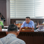 Pastikan Bansos Tepat Sasaran March 5, 2026 9:38 pm Akurasi data kependudukan untuk memastikan penyaluran bantuan sosial (Bansos) kepada warga tepat sasaran menjadi perhatian Komisi A DPRD DKI Jakarta. Hal itu mengemuka dalam rapat pembahasan Pra Rencana Kerja Pemerintah Daerah (Pra-RKPD) Tahun 2027 bersama sejumlah Organisasi Perangkat Daerah (OPD), Kamis (5/3). Anggota Komisi A Sutikno mengatakan, validitas data kependudukan menjadi faktor penting agar berbagai program bantuan pemerintah daerah dapat diterima masyarakat yang berhak. “Anggaran harus benar-benar bermanfaat bagi masyarakat, termasuk bantuan sosial yang diberikan pemerintah,” kata Sutikno di Ruang Rapat Komisi A DPRD DKI Jakarta. Anggota Komisi A DPRD DKI Jakarta Sutikno (tengah). (dok.DDJP) Ia menjelaskan, masih menemukan warga yang memiliki KTP DKI Jakarta tetapi berdomisili di luar daerah. Kondisi tersebut berpotensi menimbulkan ketidaktepatan sasaran dalam penyaluran bantuan sosial. “Jangan sampai warga yang tinggal di luar daerah menerima bantuan dari APBD DKI Jakarta. Sementara warga yang benar-benar tinggal di Jakarta justru tidak mendapatkannya,” tutur Sutikno. Karena itu, ia menilai, verifikasi dan pemutakhiran data kependudukan harus berlanjut. Sehingga bantuan sosial benar-benar diterima masyarakat yang berhak. “Data tersebut perlu ditelusuri dan diverifikasi agar bantuan dari APBD benar-benar diterima warga yang berhak,” terang Sutikno. Sementara itu, Kepala Dinas Kependudukan dan Pencatatan Sipil (Dukcapil) Denny Wahyu Haryanto mengatakan, terus meningkatkan kualitas layanan administrasi kependudukan sebagai dasar berbagai layanan publik. “Tujuan utama kami adalah mewujudkan layanan administrasi kependudukan yang berkualitas dengan target kepuasan masyarakat mencapai nilai empat,” jelas Denny. Ia menargetkan peningkatan kepemilikan dokumen administrasi kependudukan oleh masyarakat mencapai 99,96 persen. “Agar seluruh penduduk memiliki dokumen yang lengkap dan sah sebagai dasar pemenuhan layanan publik,” pungkas dia. (all/df)