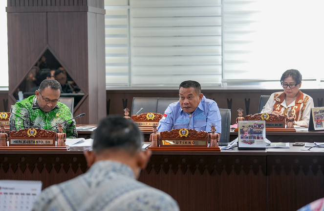 Pastikan Bansos Tepat Sasaran March 5, 2026 9:38 pm Akurasi data kependudukan untuk memastikan penyaluran bantuan sosial (Bansos) kepada warga tepat sasaran menjadi perhatian Komisi A DPRD DKI Jakarta. Hal itu mengemuka dalam rapat pembahasan Pra Rencana Kerja Pemerintah Daerah (Pra-RKPD) Tahun 2027 bersama sejumlah Organisasi Perangkat Daerah (OPD), Kamis (5/3). Anggota Komisi A Sutikno mengatakan, validitas data kependudukan menjadi faktor penting agar berbagai program bantuan pemerintah daerah dapat diterima masyarakat yang berhak. “Anggaran harus benar-benar bermanfaat bagi masyarakat, termasuk bantuan sosial yang diberikan pemerintah,” kata Sutikno di Ruang Rapat Komisi A DPRD DKI Jakarta. Anggota Komisi A DPRD DKI Jakarta Sutikno (tengah). (dok.DDJP) Ia menjelaskan, masih menemukan warga yang memiliki KTP DKI Jakarta tetapi berdomisili di luar daerah. Kondisi tersebut berpotensi menimbulkan ketidaktepatan sasaran dalam penyaluran bantuan sosial. “Jangan sampai warga yang tinggal di luar daerah menerima bantuan dari APBD DKI Jakarta. Sementara warga yang benar-benar tinggal di Jakarta justru tidak mendapatkannya,” tutur Sutikno. Karena itu, ia menilai, verifikasi dan pemutakhiran data kependudukan harus berlanjut. Sehingga bantuan sosial benar-benar diterima masyarakat yang berhak. “Data tersebut perlu ditelusuri dan diverifikasi agar bantuan dari APBD benar-benar diterima warga yang berhak,” terang Sutikno. Sementara itu, Kepala Dinas Kependudukan dan Pencatatan Sipil (Dukcapil) Denny Wahyu Haryanto mengatakan, terus meningkatkan kualitas layanan administrasi kependudukan sebagai dasar berbagai layanan publik. “Tujuan utama kami adalah mewujudkan layanan administrasi kependudukan yang berkualitas dengan target kepuasan masyarakat mencapai nilai empat,” jelas Denny. Ia menargetkan peningkatan kepemilikan dokumen administrasi kependudukan oleh masyarakat mencapai 99,96 persen. “Agar seluruh penduduk memiliki dokumen yang lengkap dan sah sebagai dasar pemenuhan layanan publik,” pungkas dia. (all/df)