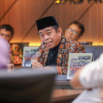 Pelebaran Jalan hingga Pembangunan TPS March 5, 2026 4:11 pm Ketua DPRD DKI Jakarta Khoirudin menyoroti sejumlah usulan realisasi pembangunan yang mendesak. Di antaranya pelebaran Jalan Fatmawati serta penyediaan lahan tempat pembuangan sampah sementara (TPS) di wilayah Cilandak, Jakarta Selatan. Khoirudin mengungkapkan hal itu saat meninjau rapat kerja Komisi D bersama pihak eksekutif dalam pembahasan Pra-Rencana Kerja Pemerintah Daerah (Pra-RKPD) DKI Jakarta 2027 di Gedung DPRD DKI Jakarta, Kamis (5/3). Khoirudin mengatakan, usulan pelebaran Jalan Fatmawati sebelumnya telah disampaikan dalam forum Musyawarah Perencanaan Pembangunan (Musrenbang) tingkat provinsi. Ia berharap rencana tersebut dapat kembali dipantau agar segera direalisasikan. “Pelebaran Jalan Fatmawati yang bottleneck perlu dipantau karena sudah ada anggarannya,” ujar Khoirudin. Menurut dia, pelebaran ruas jalan tersebut penting untuk mengurai kepadatan lalu lintas di kawasan Jakarta Selatan. Khususnya di koridor Fatmawati yang menjadi jalur mobilitas utama masyarakat. Selain itu, Khoirudin juga menyoroti kebutuhan fasilitas pengelolaan sampah di Kecamatan Cilandak. Hingga kini, belum memiliki lahan untuk TPS. “Cilandak tidak punya tanah untuk tempat pembuangan sampah sementara,” kata dia. Padahal, TPS merupakan fasilitas penting sebagai titik pengumpulan sampah sebelum diangkut ke tempat pengolahan atau pembuangan akhir. Khoirudin berharap, forum pembahasan Pra-RKPD dapat menjadi wadah strategis untuk menampung berbagai aspirasi masyarakat agar masuk dalam rencana pembangunan daerah. “Melalui Pra-RKPD, usulan masyarakat bisa kita masukkan selama tetap sesuai prioritas pembangunan Jakarta,” tukas dia. (yla/df)