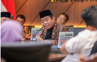 Pelebaran Jalan hingga Pembangunan TPS March 5, 2026 4:11 pm Ketua DPRD DKI Jakarta Khoirudin menyoroti sejumlah usulan realisasi pembangunan yang mendesak. Di antaranya pelebaran Jalan Fatmawati serta penyediaan lahan tempat pembuangan sampah sementara (TPS) di wilayah Cilandak, Jakarta Selatan. Khoirudin mengungkapkan hal itu saat meninjau rapat kerja Komisi D bersama pihak eksekutif dalam pembahasan Pra-Rencana Kerja Pemerintah Daerah (Pra-RKPD) DKI Jakarta 2027 di Gedung DPRD DKI Jakarta, Kamis (5/3). Khoirudin mengatakan, usulan pelebaran Jalan Fatmawati sebelumnya telah disampaikan dalam forum Musyawarah Perencanaan Pembangunan (Musrenbang) tingkat provinsi. Ia berharap rencana tersebut dapat kembali dipantau agar segera direalisasikan. “Pelebaran Jalan Fatmawati yang bottleneck perlu dipantau karena sudah ada anggarannya,” ujar Khoirudin. Menurut dia, pelebaran ruas jalan tersebut penting untuk mengurai kepadatan lalu lintas di kawasan Jakarta Selatan. Khususnya di koridor Fatmawati yang menjadi jalur mobilitas utama masyarakat. Selain itu, Khoirudin juga menyoroti kebutuhan fasilitas pengelolaan sampah di Kecamatan Cilandak. Hingga kini, belum memiliki lahan untuk TPS. “Cilandak tidak punya tanah untuk tempat pembuangan sampah sementara,” kata dia. Padahal, TPS merupakan fasilitas penting sebagai titik pengumpulan sampah sebelum diangkut ke tempat pengolahan atau pembuangan akhir. Khoirudin berharap, forum pembahasan Pra-RKPD dapat menjadi wadah strategis untuk menampung berbagai aspirasi masyarakat agar masuk dalam rencana pembangunan daerah. “Melalui Pra-RKPD, usulan masyarakat bisa kita masukkan selama tetap sesuai prioritas pembangunan Jakarta,” tukas dia. (yla/df)