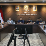 Pengawasan Tata Ruang, Komisi D Soroti Kinerja Pengawasan Dinas Citata March 4, 2026 4:07 pm Komisi D DKI Jakarta melanjutkan melanjutkan rapat bersama eksekutif terkait pembahasan Pra-RKPD (Rencana Kerja Pembangunan Daerah) Tahun 2027, Rabu (4/3). Ketua Komisi D Yuke Yurike memimpin rapat bersama Wakil Komisi D Muhammad Idris dan Sekretaris Komisi D Habib Muhammad bin Salim Alatas. Hadir juga Koordinator Komisi D sekaligus Wakil Ketua DPRD Wibi Andrino. Pada kesempatan itu, Yuke Yurike menyoroti penguatan fungsi monitoring dan pengawasan dalam penyelesaian masalah tata ruang. Termasuk perizinan bangunan. Hal itu penting guna mencegah pelanggaran bangunan yang dapat berdampak buruk pada lingkungan. Seperti bangunan di atas saluran air maupun di Daerah Aliran Sungai (DAS). Yuke menegaskan, Dinas Cipta Karya Tata Ruang dan Pertanahan (Citata) DKI Jakarta menindak tegas bangunan tak berizin. “Kita enggak ingin ke depan terulang,” ujar Yuke Yurike di Gedung DPRD DKI Jakarta. Ia juga mempertanyakan efektivitas pengawasan oleh sumber daya manusia (SDM) di lapangan. Faktanya, masih banyak bangunan yang melanggar aturan tata ruang. “Apakah SDM-nya atau tenaganya kurang atau seperti apa? Kita ingin sangat lebih ketat pengawasannya. Sehingga tidak ada kejadian-kejadian yang menyalahi tata ruang,” tandas Yuke. Selain faktor SDM, Yuke juga menyoroti kelemahan sistem perizinan berbasis daring atau Online Single Submission (OSS). Menurut dia, sistem tersebut kerap jadi alasan kelemahan deteksi dini terhadap pelanggaran konstruksi di lapangan. “Ada yang menyalahkan sistem dengan OSS, semua perizinan melalui online. Sehingga pada saat izin itu dikeluarkan, pengawasannya pada saat pelaksanaan tidak terdeteksi. Akhirnya pada saat sudah dibangun, jadi masalah,” pungkas Yuke. Hadir dalam pertemuan itu, Anggota Komisi D Ferrial Sofyan, Yusuf, Ali Lubis, Jamilah Abdul Gani, Neneng Hasanah, Pantas Nainggolan, Abdurrahman Suhaimi, Matnoor Tindoan, Bun Jhoi Phiaw, Setyoko, Lutfi Fu’adi, Husen, dan Sardy Wahab Sadri. (apn/df)
