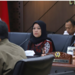 Perketat Pengawasan Izin Bangunan March 4, 2026 9:08 pm Komisi D DPRD DKI Jakarta menyoroti maraknya pelanggaran tata ruang dan bangunan tanpa izin di sejumlah wilayah ibukota. Pengawasan perizinan harus diperketat untuk mencegah kerugian masyarakat dan investor. Ketua Komisi D Yuke Yurike menyampaikan hal itu usai rapat kerja Pra-RKPD bersama Dinas Cipta Karya Tata Ruang dan Pertanahan, serta Dinas Perumahan Rakyat dan Kawasan Permukiman, Rabu (4/3). Yuke mengaku menerima banyak pengaduan terkait bangunan tanpa izin maupun tanpa kelayakan teknis. Satu di antaranya, bangunan Ruko (rumah toko) yang berdiri di atas saluran air di kawasan Niaga Pluit, Penjaringan, Jakarta Utara. “Ke depan, pengawasan harus lebih ketat sebelum izin diberikan,” ujar Yuke di Gedung DPRD DKI Jakarta. Ia menegaskan, pengawasan sejak awal penting agar tidak menimbulkan persoalan hukum berkepanjangan. Menurut Yuke, pembiaran bangunan ilegal akan memperumit keadaan ketika sudah berdiri dan melibatkan investasi besar. “Jangan sampai sudah berdiri dan investasinya besar, baru dipersoalkan. Perizinan harus ketat sejak awal,” tegas dia. Selain itu, Yuke menyoroti kendala regulasi yang membuat Pemprov DKI kesulitan membongkar bangunan melanggar aturan. Ia menyebut, terdapat benturan antara undang-undang dan peraturan daerah. “Kita usulkan penyesuaian lewat Pergub yang sedang disusun,” tandas Yuke. Komisi D juga menilai, kapasitas pengawasan di lapangan masih terbatas, baik dari sisi jumlah maupun kualitas sumber daya manusia. Karena itu, DPRD mendorong pemanfaatan teknologi serta penguatan koordinasi lintas dinas, termasuk dengan Satpol PP. Sementara itu, Asisten Pembangunan dan Lingkungan Hidup Sekda DKI Jakarta, Afan Adriansyah, menjelaskan bahwa pasca terbitnya PP Nomor 16 Tahun 2021, kewenangan pembongkaran tidak lagi berada di SKPD. Aturan tersebut mengubah skema dari Izin Mendirikan Bangunan (IMB) menjadi Persetujuan Bangunan Gedung (PBG) yang berfokus pada kelayakan teknis. Meski demikian, Afan memastikan, restrukturisasi organisasi yang ditargetkan rampung pada 2026 akan memperjelas kembali kewenangan tersebut. Meminta jajaran teknis bersikap tegas menjalankan pengawasan. “Setelah aturan terbit, saya minta Citata lebih tegas,” pungkas Afan. (apn/df)