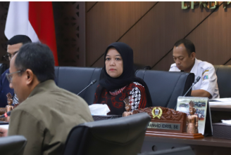 Perketat Pengawasan Izin Bangunan March 4, 2026 9:08 pm Komisi D DPRD DKI Jakarta menyoroti maraknya pelanggaran tata ruang dan bangunan tanpa izin di sejumlah wilayah ibukota. Pengawasan perizinan harus diperketat untuk mencegah kerugian masyarakat dan investor. Ketua Komisi D Yuke Yurike menyampaikan hal itu usai rapat kerja Pra-RKPD bersama Dinas Cipta Karya Tata Ruang dan Pertanahan, serta Dinas Perumahan Rakyat dan Kawasan Permukiman, Rabu (4/3). Yuke mengaku menerima banyak pengaduan terkait bangunan tanpa izin maupun tanpa kelayakan teknis. Satu di antaranya, bangunan Ruko (rumah toko) yang berdiri di atas saluran air di kawasan Niaga Pluit, Penjaringan, Jakarta Utara. “Ke depan, pengawasan harus lebih ketat sebelum izin diberikan,” ujar Yuke di Gedung DPRD DKI Jakarta. Ia menegaskan, pengawasan sejak awal penting agar tidak menimbulkan persoalan hukum berkepanjangan. Menurut Yuke, pembiaran bangunan ilegal akan memperumit keadaan ketika sudah berdiri dan melibatkan investasi besar. “Jangan sampai sudah berdiri dan investasinya besar, baru dipersoalkan. Perizinan harus ketat sejak awal,” tegas dia. Selain itu, Yuke menyoroti kendala regulasi yang membuat Pemprov DKI kesulitan membongkar bangunan melanggar aturan. Ia menyebut, terdapat benturan antara undang-undang dan peraturan daerah. “Kita usulkan penyesuaian lewat Pergub yang sedang disusun,” tandas Yuke. Komisi D juga menilai, kapasitas pengawasan di lapangan masih terbatas, baik dari sisi jumlah maupun kualitas sumber daya manusia. Karena itu, DPRD mendorong pemanfaatan teknologi serta penguatan koordinasi lintas dinas, termasuk dengan Satpol PP. Sementara itu, Asisten Pembangunan dan Lingkungan Hidup Sekda DKI Jakarta, Afan Adriansyah, menjelaskan bahwa pasca terbitnya PP Nomor 16 Tahun 2021, kewenangan pembongkaran tidak lagi berada di SKPD. Aturan tersebut mengubah skema dari Izin Mendirikan Bangunan (IMB) menjadi Persetujuan Bangunan Gedung (PBG) yang berfokus pada kelayakan teknis. Meski demikian, Afan memastikan, restrukturisasi organisasi yang ditargetkan rampung pada 2026 akan memperjelas kembali kewenangan tersebut. Meminta jajaran teknis bersikap tegas menjalankan pengawasan. “Setelah aturan terbit, saya minta Citata lebih tegas,” pungkas Afan. (apn/df)