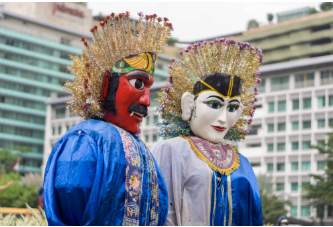 Perluas Jangkauan Festival Budaya March 5, 2026 10:05 pm Komisi E DPRD DKI Jakarta mendorong Dinas Kebudayaan memperluas jangkauan festival budaya hingga ke seluruh wilayah. Langkah itu penting agar masyarakat dapat merasakan langsung program kebudayaan tanpa terkendala jarak. Ketua Komisi E Muhammad Subki menilai, kegiatan kebudayaan sebaiknya tidak hanya terpusat di satu lokasi. Terutama untuk acara berskala besar yang membutuhkan biaya tinggi. “Kita ingin layanan ini disediakan dalam bentuk yang lebih menyebar, meskipun kecil-kecil,” ujar dia, Kamis (5/3). Ketua Komisi E DPRD DKI Jakarta Muhammad Subki. (dok.DDJP) Penyelenggaraan acara, lanjut Subki, tidak selalu harus berbentuk festival besar yang terpusat di satu tempat. “Jangan selalu mengandalkan event yang besar dengan biaya besar, tapi hanya di satu lokasi,” ucap dia. Subki mencontohkan. lokasi kegiatan budaya yang selama ini terpusat di kawasan Perkampungan Budaya Betawi Setu Babakan. Menurut dia, kegiatan di lokasi tersebut relatif sulit terjangkau oleh warga dari wilayah Jakarta Utara maupun Jakarta Barat. Karena itu, ia mengusulkan agar Dinas Kebudayaan memanfaatkan berbagai ruang publik. Seperti Kota Tua Jakarta, Lapangan Banteng, serta taman-taman kota untuk penyelenggaraan kegiatan seni dan budaya. “Idealnya kegiatan seni bisa hadir sampai tingkat kecamatan. Syukur kalau di setiap kecamatan muncul pagelaran seni,” tutur Subki. Selain pemerataan kegiatan budaya, Subki juga menyoroti kondisi kesenian lokal seperti Gambang Kromong yang semakin kurang peminat. Bahkan, terancam punah. Persoalan regenerasi serta mahalnya perangkat alat musik menjadi kendala utama. “Kita semua sepakat untuk mendorong menghidupkan kembali budaya lokal. Jangan sampai kalah dengan budaya luar,” tegas dia. Menanggapi hal itu, Sekretaris Dinas Kebudayaan Retno Setiowati memastikan kegiatan seni dan budaya di Jakarta tidak hanya terpusat di satu wilayah. Ia mengungkapkan, Dinas Kebudayaan memiliki Pusat Pelatihan Seni Budaya (PPSB) tersebar di lima wilayah kota dan Kabupaten Kepulauan Seribu. Sekretaris Dinas Kebudayaan DKI Jakarta Retno Setiowati. (dok.DDJP) “Kami tidak hanya di Setu Babakan atau Gedung Pertunjukan Seni Budaya saja, tetapi juga hadir di wilayah-wilayah melalui PPSB,” jelas Retno. Menurut dia, PPSB menjadi garda terdepan dalam penyelenggaraan pertunjukan seni. Sekaligus wadah edukasi bagi generasi muda. Mulai dari pelatihan tari, menggambar, melukis, hingga teater. Selain melestarikan Budaya Betawi, kata Retno, Dinas Kebudayaan juga memberi ruang bagi kebudayaan nusantara untuk berkembang di Jakarta. Retno mengakui, kegiatan seni di tingkat wilayah selama ini kurang terekspos. Padahal, PPSB rutin menggelar berbagai kegiatan kebudayaan di seluruh wilayah Jakarta. “Mungkin selama ini kurang terekspos,” pungkas dia. (apn/df)