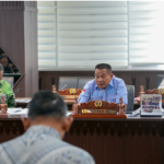 Permukiman Padat Butuh Penambahan Hidran Mandiri March 5, 2026 6:09 pm Komisi A DPRD DKI Jakarta menyoroti penguatan layanan penanggulangan kebakaran dalam rapat pembahasan Pra Rencana Kerja Pemerintah Daerah (Pra-RKPD) 2027 bersama sejumlah Organisasi Perangkat Daerah (OPD), Kamis (5/3). Satu perhatian Komisi A di antaranya, kebutuhan penambahan hidran mandiri di kawasan permukiman padat. Khususnya yang sulit terjangkau kendaraan pemadam kebakaran. Anggota Komisi A Sutikno mengatakan, keberadaan hidran mandiri penting untuk mendukung penanganan kebakaran di lingkungan padat penduduk. “Di Jakarta banyak permukiman padat dengan akses jalan sempit. Sehingga kendaraan pemadam kebakaran tidak bisa masuk,” jelas Sutikno. Ia menilai, jumlah hidran mandiri yang tersedia saat itu masih terbatas dibandingkan kebutuhan masyarakat. “Kami mengusulkan agar hidran mandiri tidak hanya satu titik setiap tahun, tetapi bisa ditambah menjadi empat sampai lima titik sesuai kebutuhan masyarakat,” pesan Sutikno. Sementara itu, Kepala Dinas Penanggulangan Kebakaran dan Penyelamatan (Gulkarmat) Bayu Meghantara menyampaikan, terus meningkatkan ketangguhan daerah dalam penanggulangan kebakaran dan penyelamatan. Indeks ketangguhan kebakaran di Jakarta, ungkap dia, menunjukkan tren peningkatan dari tahun ke tahun. “Indeks ketangguhan kebakaran pada 2025 mencapai 63, meningkat menjadi 64 pada 2026 dan kami targetkan naik menjadi 65 pada 2027,” terang Bayu. Ia menambahkan, peningkatan pelayanan juga terlihat dari capaian standar pelayanan minimal. Khususnya waktu respons penanganan kebakaran. “Capaian respons time pada 2025 mencapai 99,9 persen dan ditargetkan pada 2026 bisa mencapai 100 persen dengan waktu respons di bawah 15 menit,” papar Bayu. Bayu menegaskan, terus memperkuat pelayanan dalam peningkatan kapasitas personel serta Program Pencegahan Kebakaran. “Kami terus meningkatkan kapasitas dan keterampilan personel agar pelayanan penanggulangan kebakaran dan penyelamatan kepada warga dapat berjalan optimal,” pungkas Bayu. (all/df)