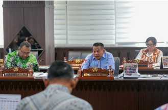 Permukiman Padat Butuh Penambahan Hidran Mandiri March 5, 2026 6:09 pm Komisi A DPRD DKI Jakarta menyoroti penguatan layanan penanggulangan kebakaran dalam rapat pembahasan Pra Rencana Kerja Pemerintah Daerah (Pra-RKPD) 2027 bersama sejumlah Organisasi Perangkat Daerah (OPD), Kamis (5/3). Satu perhatian Komisi A di antaranya, kebutuhan penambahan hidran mandiri di kawasan permukiman padat. Khususnya yang sulit terjangkau kendaraan pemadam kebakaran. Anggota Komisi A Sutikno mengatakan, keberadaan hidran mandiri penting untuk mendukung penanganan kebakaran di lingkungan padat penduduk. “Di Jakarta banyak permukiman padat dengan akses jalan sempit. Sehingga kendaraan pemadam kebakaran tidak bisa masuk,” jelas Sutikno. Ia menilai, jumlah hidran mandiri yang tersedia saat itu masih terbatas dibandingkan kebutuhan masyarakat. “Kami mengusulkan agar hidran mandiri tidak hanya satu titik setiap tahun, tetapi bisa ditambah menjadi empat sampai lima titik sesuai kebutuhan masyarakat,” pesan Sutikno. Sementara itu, Kepala Dinas Penanggulangan Kebakaran dan Penyelamatan (Gulkarmat) Bayu Meghantara menyampaikan, terus meningkatkan ketangguhan daerah dalam penanggulangan kebakaran dan penyelamatan. Indeks ketangguhan kebakaran di Jakarta, ungkap dia, menunjukkan tren peningkatan dari tahun ke tahun. “Indeks ketangguhan kebakaran pada 2025 mencapai 63, meningkat menjadi 64 pada 2026 dan kami targetkan naik menjadi 65 pada 2027,” terang Bayu. Ia menambahkan, peningkatan pelayanan juga terlihat dari capaian standar pelayanan minimal. Khususnya waktu respons penanganan kebakaran. “Capaian respons time pada 2025 mencapai 99,9 persen dan ditargetkan pada 2026 bisa mencapai 100 persen dengan waktu respons di bawah 15 menit,” papar Bayu. Bayu menegaskan, terus memperkuat pelayanan dalam peningkatan kapasitas personel serta Program Pencegahan Kebakaran. “Kami terus meningkatkan kapasitas dan keterampilan personel agar pelayanan penanggulangan kebakaran dan penyelamatan kepada warga dapat berjalan optimal,” pungkas Bayu. (all/df)