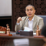 Pra-RKPD 2027, Pembangunan Trotoar Jadi Prioritas March 5, 2026 9:29 pm Wakil Ketua DPRD DKI Jakarta yang juga Koordinator Komisi D Wibi Andrino menyoroti rencana pembangunan trotoar saat pembahasan Pra-Rencana Kerja Pemerintah Daerah (Pra-RKPD) DKI Jakarta 2027 dalam rapat kerja bersama jajaran eksekutif, Kamis (6/3). Dalam rapat tersebut, Wibi meminta penjelasan rinci terkait rencana penambahan panjang trotoar. Termasuk lokasi yang menjadi prioritas pembangunan. “Soal blueprint trotoar kita. Tadi Bapak sampaikan ada beberapa kilometer yang mau ditambahkan. Itu di titik mana yang menjadi prioritas?” ujar Wibi. Menurut dia, pembangunan trotoar penting untuk mendukung konektivitas transportasi publik, khususnya dalam konsep first mile–last mile bagi pengguna angkutan umum. “Pengguna transportasi publik bisa sangat terbantu dengan adanya pembangunan trotoar,” kata dia. Wibi juga menyinggung pengalamannya menggunakan transportasi publik dari kawasan Lebak Bulus menuju pusat kota menggunakan MRT dan melanjutkan perjalanan dengan Transjakarta. Namun, ia menilai, akses pejalan kaki menuju stasiun masih belum sepenuhnya nyaman. Kondisi trotoar di sekitar koridor Stasiun Lebak Bulus belum tertata baik. Padahal, kawasan tersebut merupakan titik akhir operasional MRT Jakarta. “Koridor stasiun Lebak Bulus itu banyak trotoar yang belum begitu rapi, padahal itu homebase MRT. Apakah ada perencanaan penataan trotoar di sana?” tanya Wibi. Menanggapi hal itu, Kepala Dinas Bina Marga DKI Jakarta Heru Suwondo menjelaskan, telah menyiapkan sejumlah titik prioritas pembangunan trotoar. Beberapa lokasi yang direncanakan antara lain, kawasan Mangga Dua Raya sisi selatan, kawasan Kota Tua seperti Jalan Malaka, Tiang Bendera, dan Malaka Utara. Termasuk sejumlah titik lain. Seperti kawasan JIS lanjutan, Jalan Abdullah Syafei sisi selatan, kawasan Stasiun Tebet di Jalan Jatinegara, dan Jalan Gatot Subroto sisi timur segmen selatan. “Kami di dinas maupun suku dinas akan melakukan pembangunan trotoar, salah satunya di Mangga Dua Raya sisi selatan,” jelas Heru. Ia juga memastikan, akan mengevaluasi kondisi trotoar di kawasan Lebak Bulus bersama suku dinas. Menentukan langkah penanganan yang tepat. “Untuk trotoar Lebak Bulus akan kami evaluasi bersama sudin agar penanganannya bisa segera ditindaklanjuti,” tandas dia. (yla/df)