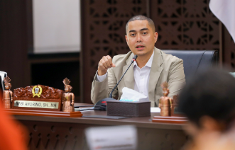 Pra-RKPD 2027, Pembangunan Trotoar Jadi Prioritas March 5, 2026 9:29 pm Wakil Ketua DPRD DKI Jakarta yang juga Koordinator Komisi D Wibi Andrino menyoroti rencana pembangunan trotoar saat pembahasan Pra-Rencana Kerja Pemerintah Daerah (Pra-RKPD) DKI Jakarta 2027 dalam rapat kerja bersama jajaran eksekutif, Kamis (6/3). Dalam rapat tersebut, Wibi meminta penjelasan rinci terkait rencana penambahan panjang trotoar. Termasuk lokasi yang menjadi prioritas pembangunan. “Soal blueprint trotoar kita. Tadi Bapak sampaikan ada beberapa kilometer yang mau ditambahkan. Itu di titik mana yang menjadi prioritas?” ujar Wibi. Menurut dia, pembangunan trotoar penting untuk mendukung konektivitas transportasi publik, khususnya dalam konsep first mile–last mile bagi pengguna angkutan umum. “Pengguna transportasi publik bisa sangat terbantu dengan adanya pembangunan trotoar,” kata dia. Wibi juga menyinggung pengalamannya menggunakan transportasi publik dari kawasan Lebak Bulus menuju pusat kota menggunakan MRT dan melanjutkan perjalanan dengan Transjakarta. Namun, ia menilai, akses pejalan kaki menuju stasiun masih belum sepenuhnya nyaman. Kondisi trotoar di sekitar koridor Stasiun Lebak Bulus belum tertata baik. Padahal, kawasan tersebut merupakan titik akhir operasional MRT Jakarta. “Koridor stasiun Lebak Bulus itu banyak trotoar yang belum begitu rapi, padahal itu homebase MRT. Apakah ada perencanaan penataan trotoar di sana?” tanya Wibi. Menanggapi hal itu, Kepala Dinas Bina Marga DKI Jakarta Heru Suwondo menjelaskan, telah menyiapkan sejumlah titik prioritas pembangunan trotoar. Beberapa lokasi yang direncanakan antara lain, kawasan Mangga Dua Raya sisi selatan, kawasan Kota Tua seperti Jalan Malaka, Tiang Bendera, dan Malaka Utara. Termasuk sejumlah titik lain. Seperti kawasan JIS lanjutan, Jalan Abdullah Syafei sisi selatan, kawasan Stasiun Tebet di Jalan Jatinegara, dan Jalan Gatot Subroto sisi timur segmen selatan. “Kami di dinas maupun suku dinas akan melakukan pembangunan trotoar, salah satunya di Mangga Dua Raya sisi selatan,” jelas Heru. Ia juga memastikan, akan mengevaluasi kondisi trotoar di kawasan Lebak Bulus bersama suku dinas. Menentukan langkah penanganan yang tepat. “Untuk trotoar Lebak Bulus akan kami evaluasi bersama sudin agar penanganannya bisa segera ditindaklanjuti,” tandas dia. (yla/df)