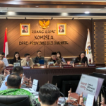 Prioritaskan Program Layanan Publik March 5, 2026 1:02 pm Ketua DPRD DKI Jakarta Khoirudin mengunjungi sejumlah komisi di lingkungan DPRD DKI Jakarta. Memantau rapat pembahasan Pra Rencana Kerja Pemerintah Daerah (Pra-RKPD) 2027, Kamis (5/3). Khoirudin mengunjungi Komisi A yang ketika itu tengah membahas program prioritas pemerintah daerah. Ia memberikan arahan agar memaksimalkan forum Pra-RKPD. Memastikan aspirasi masyarakat terakomodasi dalam perencanaan pembangunan daerah. “Forum itu penting untuk menyesuaikan program prioritas gubernur dengan aspirasi masyarakat yang dititipkan kepada anggota DPRD,” terang Khoirudin. Khoirudin menjelaskan, aspirasi masyarakat melalui kegiatan reses dewan perlu menjadi perhatian dalam pembahasan Pra-RKPD. Sehingga perencanaan program menjawab kebutuhan warga. “Harapannya seluruh usulan masyarakat dapat dicek langsung oleh pimpinan dan anggota Komisi A agar dapat difasilitasi dalam perencanaan program,” terang Khoirudin. Prioritas program, lanjut dia, terkait dengan pelayanan dasar masyarakat. Seperti bantuan sosial dan program pendidikan. “Program seperti Kartu Jakarta Pintar (KJP), Kartu Jakarta Mahasiswa Unggul (KJMU), serta bantuan sosial harus menjadi perhatian karena menyangkut kebutuhan dasar masyarakat,” terang Khoirudin. Ia mengungkapkan, jumlah calon penerima bantuan sosial di Jakarta saat ini mencapai lebih dari satu juta orang. Kuota bantuan yang tersedia masih terbatas. Jumlah penerima bansos mencapai sekitar 1.025.000 orang. Sedangkan paket bantuan yang tersedia sekitar 300.000. Selain itu, Khoirudin juga menyoroti keterbatasan ruang fiskal daerah akibat penerimaan Dana Bagi Hasil (DBH) dari pemerintah pusat ke daerah belum optimal. “Perhitungan kami menunjukkan hak DKI Jakarta dari pajak penghasilan bisa mencapai di atas Rp100 triliun, tetapi yang diterima saat ini sekitar Rp.23 triliun,” ungkap Khoirudin. Karena itu, ia meminta seluruh komisi DPRD DKI Jakarta dapat memilah program prioritas secara cermat dalam pembahasan Pra-RKPD agar memanfaatkan anggaran tersedia secara efektif. “Saya berharap usulan program dipilah dengan baik, mana yang benar-benar menjadi prioritas masyarakat sehingga pembahasan anggaran ke depan bisa lebih efektif,” pungkas dia. (all/df)