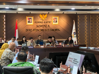 Prioritaskan Program Layanan Publik March 5, 2026 1:02 pm Ketua DPRD DKI Jakarta Khoirudin mengunjungi sejumlah komisi di lingkungan DPRD DKI Jakarta. Memantau rapat pembahasan Pra Rencana Kerja Pemerintah Daerah (Pra-RKPD) 2027, Kamis (5/3). Khoirudin mengunjungi Komisi A yang ketika itu tengah membahas program prioritas pemerintah daerah. Ia memberikan arahan agar memaksimalkan forum Pra-RKPD. Memastikan aspirasi masyarakat terakomodasi dalam perencanaan pembangunan daerah. “Forum itu penting untuk menyesuaikan program prioritas gubernur dengan aspirasi masyarakat yang dititipkan kepada anggota DPRD,” terang Khoirudin. Khoirudin menjelaskan, aspirasi masyarakat melalui kegiatan reses dewan perlu menjadi perhatian dalam pembahasan Pra-RKPD. Sehingga perencanaan program menjawab kebutuhan warga. “Harapannya seluruh usulan masyarakat dapat dicek langsung oleh pimpinan dan anggota Komisi A agar dapat difasilitasi dalam perencanaan program,” terang Khoirudin. Prioritas program, lanjut dia, terkait dengan pelayanan dasar masyarakat. Seperti bantuan sosial dan program pendidikan. “Program seperti Kartu Jakarta Pintar (KJP), Kartu Jakarta Mahasiswa Unggul (KJMU), serta bantuan sosial harus menjadi perhatian karena menyangkut kebutuhan dasar masyarakat,” terang Khoirudin. Ia mengungkapkan, jumlah calon penerima bantuan sosial di Jakarta saat ini mencapai lebih dari satu juta orang. Kuota bantuan yang tersedia masih terbatas. Jumlah penerima bansos mencapai sekitar 1.025.000 orang. Sedangkan paket bantuan yang tersedia sekitar 300.000. Selain itu, Khoirudin juga menyoroti keterbatasan ruang fiskal daerah akibat penerimaan Dana Bagi Hasil (DBH) dari pemerintah pusat ke daerah belum optimal. “Perhitungan kami menunjukkan hak DKI Jakarta dari pajak penghasilan bisa mencapai di atas Rp100 triliun, tetapi yang diterima saat ini sekitar Rp.23 triliun,” ungkap Khoirudin. Karena itu, ia meminta seluruh komisi DPRD DKI Jakarta dapat memilah program prioritas secara cermat dalam pembahasan Pra-RKPD agar memanfaatkan anggaran tersedia secara efektif. “Saya berharap usulan program dipilah dengan baik, mana yang benar-benar menjadi prioritas masyarakat sehingga pembahasan anggaran ke depan bisa lebih efektif,” pungkas dia. (all/df)