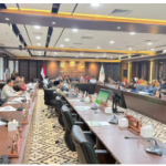 Selaraskan Perencanaan Program dengan Kebutuhan Masyarakat March 5, 2026 2:01 pm Komisi D DPRD DKI Jakarta kembali membahas Pra-Rencana Kerja Pemerintah Daerah (Pra-RKPD) DKI Jakarta tahun 2027 dalam rapat kerja bersama eksekutif, Kamis (5/3). Ketua Komisi D Yuke Yurike didampingi Wakil Ketua DPRD Wibi Andrino selaku koordinator Komisi D. Hadir Wakil Ketua Komisi D Muhammad Idris, Sekretaris Komisi D Habib Muhammad bin Salim Alatas, Anggota Komisi D Abdurrahman Suhaimi, Matnoor Tindoan, Husen, Ferrial Sofyan, Neneng Hasanah, Bun Joi Phiau, Sardy Wahab Sadri, Yusuf, Jamilah Abdul Gani, Nabilah Aboe Bakar Alhabsyi dan Ali Muhammad Johan. Dalam rapat tersebut, Komisi D mendengarkan paparan dari Dinas Lingkungan Hidup DKI Jakarta serta Dinas Bina Marga DKI Jakarta terkait rencana program dan kegiatan yang akan dimasukkan dalam Pra-RKPD DKI Jakarta tahun 2027. Ketua Komisi D DPRD DKI Jakarta Yuke Yurike menjelaskan, pembahasan Pra-RKPD bertujuan untuk memastikan rencana program yang disusun oleh perangkat daerah sudah selaras dengan kebutuhan masyarakat serta masukan dari DPRD. “Paparan teman-teman karena masih membahas Pra-RKPD yang harus dibahas rencana kegiatan dari teman-teman dinas dan masukan dari teman-teman komisi D nanti diliat apakah semuanya sudah ada rumahnya,” kata Yuke. Melalui pembahasan tersebut, DPRD ingin memperoleh gambaran awal mengenai program-program yang akan dilaksanakan oleh perangkat daerah pada tahun 2027. Melalui rapat itu, Komisi D berharap, setiap perangkat daerah dapat menyampaikan rencana kegiatan secara rinci sehingga program yang dirancang dapat tepat sasaran serta mendukung pembangunan di DKI Jakarta pada tahun 2027. “Gambaran di 2027 apa sih yang akan dikerjakan?” kata Yuke. (yla/df)