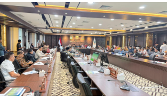 Selaraskan Perencanaan Program dengan Kebutuhan Masyarakat March 5, 2026 2:01 pm Komisi D DPRD DKI Jakarta kembali membahas Pra-Rencana Kerja Pemerintah Daerah (Pra-RKPD) DKI Jakarta tahun 2027 dalam rapat kerja bersama eksekutif, Kamis (5/3). Ketua Komisi D Yuke Yurike didampingi Wakil Ketua DPRD Wibi Andrino selaku koordinator Komisi D. Hadir Wakil Ketua Komisi D Muhammad Idris, Sekretaris Komisi D Habib Muhammad bin Salim Alatas, Anggota Komisi D Abdurrahman Suhaimi, Matnoor Tindoan, Husen, Ferrial Sofyan, Neneng Hasanah, Bun Joi Phiau, Sardy Wahab Sadri, Yusuf, Jamilah Abdul Gani, Nabilah Aboe Bakar Alhabsyi dan Ali Muhammad Johan. Dalam rapat tersebut, Komisi D mendengarkan paparan dari Dinas Lingkungan Hidup DKI Jakarta serta Dinas Bina Marga DKI Jakarta terkait rencana program dan kegiatan yang akan dimasukkan dalam Pra-RKPD DKI Jakarta tahun 2027. Ketua Komisi D DPRD DKI Jakarta Yuke Yurike menjelaskan, pembahasan Pra-RKPD bertujuan untuk memastikan rencana program yang disusun oleh perangkat daerah sudah selaras dengan kebutuhan masyarakat serta masukan dari DPRD. “Paparan teman-teman karena masih membahas Pra-RKPD yang harus dibahas rencana kegiatan dari teman-teman dinas dan masukan dari teman-teman komisi D nanti diliat apakah semuanya sudah ada rumahnya,” kata Yuke. Melalui pembahasan tersebut, DPRD ingin memperoleh gambaran awal mengenai program-program yang akan dilaksanakan oleh perangkat daerah pada tahun 2027. Melalui rapat itu, Komisi D berharap, setiap perangkat daerah dapat menyampaikan rencana kegiatan secara rinci sehingga program yang dirancang dapat tepat sasaran serta mendukung pembangunan di DKI Jakarta pada tahun 2027. “Gambaran di 2027 apa sih yang akan dikerjakan?” kata Yuke. (yla/df)