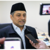 Bapemperda ‘Kejar’ Kualitas Ranperda SPAM April 21, 2026 3:12 pm Badan Pembentukan Peraturan Daerah (Bapemperda) DPRD DKI Jakarta menghadiri Focus Group Discussion (FGD) yang diselenggarakan Dinas Sumber Daya Air (SDA) DKI Jakarta. Ketua Bapemperda DPRD DKI Jakarta Abdul Aziz menyampaikan, kegiatan sebagai langkah awal pembahasan Rancangan Peraturan Daerah (Ranperda) tentang Penyelenggaraan Sistem Penyediaan Air Minum (SPAM). Kegiatan itu menjadi inovasi baru untuk memperkuat kualitas pembahasan sebelum masuk ke tahap pembahasan pasal per pasal oleh Bapemperda. “Ini merupakan terobosan baru sebelum dibahas. Dari evaluasi kami, selama ini yang menjadi kendala adalah tidak terinformasinya pasal per pasal ini kepada fraksi-fraksi,” ujar Aziz, Selasa (21/4). Menurut dia, selama ini mekanisme penyampaian pandangan fraksi cenderung hanya berlangsung dalam forum paripurna. Sehingga ruang diskusi menjadi terbatas. “Karena itu kami mengadakan inovasi baru, kreativitas baru agar lebih berkualitas,” kata Aziz. Salah satu manfaat adanya FGD ini yakni untuk meningkatan kualitas pembahasan menjadi fokus utama. Tak hanya mengejar kuantitas penyelesaian Ranperda saja. “Kami sudah berdiskusi dengan gubernur bagaimana bisa meningkatkan kualitas melalui adanya FGD dengan anggota DPRD,” ucap Aziz. Dalam pelaksanaannya, diskusi berlangsung kondusif. Banyak masukan dari berbagai pihak. Termasuk dari pimpinan fraksi dan komisi. “Masukan-masukan tersebut sudah kami catat dalam bentuk notulensi yang nanti akan kita jadikan prioritas untuk pembahasan pasal per pasal di rapat Bapemperda,” tutur Aziz. Ia juga mengungkapkan, terdapat sejumlah regulasi yang berkaitan dengan Ranperda SPAM. Tentunya menjadi rujukan dalam pembahasan. “Ada sembilan Perda yang terkait dengan Ranperda SPAM ini. Yakni Perda mengenai Rencana Induk Jaringan Utilitas, Perda Retribusi Pajak Air Tanah, Perda RPJMD dan RPJPD, Perda RTRW, Perda RPPLH, Perda DKJ, Perda PDAM yang terbagi jadi dua,” papar Aziz. Dua regulasi penting terkait PDAM, lanjut Aziz, yaitu Perda mengenai Perubahan Badan Hukum dan juga Perda mengenai Perubahan Modal Dasar. “Nah ini perda-perda ini akan menjadi rujukan bagi pembahasan pasal per pasal nantinya,” ungkap Aziz. Bapemperda berharap, dukungan dari seluruh pihak bisa membuat proses pembahasan berjalan lancar dan tepat waktu. Selanjutnya, kata Aziz, FGD akan menjadi tahapan wajib dalam sebelum pembahasan Ranperda. “Agar fraksi, pimpinan-pimpinan fraksi terinformasikan lebih dahulu,” kata Aziz. Melalui inovasi tersebut, Bapemperda optimistis kualitas produk legislasi daerah. Khususnya Ranperda SPAM. Nantinya akan semakin baik dan responsif terhadap kebutuhan masyarakat. “Saya kira proses politik ini juga tidak kalah pentingnya dengan proses administrasi ya, karena inilah yang menentukan kualitasnya,” pungkas Aziz. (gie/df)