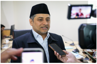 Bapemperda ‘Kejar’ Kualitas Ranperda SPAM April 21, 2026 3:12 pm Badan Pembentukan Peraturan Daerah (Bapemperda) DPRD DKI Jakarta menghadiri Focus Group Discussion (FGD) yang diselenggarakan Dinas Sumber Daya Air (SDA) DKI Jakarta. Ketua Bapemperda DPRD DKI Jakarta Abdul Aziz menyampaikan, kegiatan sebagai langkah awal pembahasan Rancangan Peraturan Daerah (Ranperda) tentang Penyelenggaraan Sistem Penyediaan Air Minum (SPAM). Kegiatan itu menjadi inovasi baru untuk memperkuat kualitas pembahasan sebelum masuk ke tahap pembahasan pasal per pasal oleh Bapemperda. “Ini merupakan terobosan baru sebelum dibahas. Dari evaluasi kami, selama ini yang menjadi kendala adalah tidak terinformasinya pasal per pasal ini kepada fraksi-fraksi,” ujar Aziz, Selasa (21/4). Menurut dia, selama ini mekanisme penyampaian pandangan fraksi cenderung hanya berlangsung dalam forum paripurna. Sehingga ruang diskusi menjadi terbatas. “Karena itu kami mengadakan inovasi baru, kreativitas baru agar lebih berkualitas,” kata Aziz. Salah satu manfaat adanya FGD ini yakni untuk meningkatan kualitas pembahasan menjadi fokus utama. Tak hanya mengejar kuantitas penyelesaian Ranperda saja. “Kami sudah berdiskusi dengan gubernur bagaimana bisa meningkatkan kualitas melalui adanya FGD dengan anggota DPRD,” ucap Aziz. Dalam pelaksanaannya, diskusi berlangsung kondusif. Banyak masukan dari berbagai pihak. Termasuk dari pimpinan fraksi dan komisi. “Masukan-masukan tersebut sudah kami catat dalam bentuk notulensi yang nanti akan kita jadikan prioritas untuk pembahasan pasal per pasal di rapat Bapemperda,” tutur Aziz. Ia juga mengungkapkan, terdapat sejumlah regulasi yang berkaitan dengan Ranperda SPAM. Tentunya menjadi rujukan dalam pembahasan. “Ada sembilan Perda yang terkait dengan Ranperda SPAM ini. Yakni Perda mengenai Rencana Induk Jaringan Utilitas, Perda Retribusi Pajak Air Tanah, Perda RPJMD dan RPJPD, Perda RTRW, Perda RPPLH, Perda DKJ, Perda PDAM yang terbagi jadi dua,” papar Aziz. Dua regulasi penting terkait PDAM, lanjut Aziz, yaitu Perda mengenai Perubahan Badan Hukum dan juga Perda mengenai Perubahan Modal Dasar. “Nah ini perda-perda ini akan menjadi rujukan bagi pembahasan pasal per pasal nantinya,” ungkap Aziz. Bapemperda berharap, dukungan dari seluruh pihak bisa membuat proses pembahasan berjalan lancar dan tepat waktu. Selanjutnya, kata Aziz, FGD akan menjadi tahapan wajib dalam sebelum pembahasan Ranperda. “Agar fraksi, pimpinan-pimpinan fraksi terinformasikan lebih dahulu,” kata Aziz. Melalui inovasi tersebut, Bapemperda optimistis kualitas produk legislasi daerah. Khususnya Ranperda SPAM. Nantinya akan semakin baik dan responsif terhadap kebutuhan masyarakat. “Saya kira proses politik ini juga tidak kalah pentingnya dengan proses administrasi ya, karena inilah yang menentukan kualitasnya,” pungkas Aziz. (gie/df)