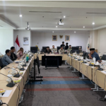 FGD Ranperda SPAM, DPRD Beri Penguatan Substansi April 21, 2026 1:08 pm Sejumlah pimpinan fraksi, komisi, dan Badan Pembentukan Peraturan Daerah (Bapemperda) DPRD DKI Jakarta menghadiri kegiatan Focus Group Discussion (FGD) oleh Dinas Sumber Daya Air (SDA), Selasa (21/4). FGD itu membahas masukan dan pandangan umum fraksi terhadap Rancangan Peraturan Daerah (Ranperda) tentang Penyelenggaraan Sistem Penyediaan Air Minum (SPAM). Ketua Bapemperda Abdul Aziz menyampaikan, kehadiran dewan untuk menyelaraskan pembahasan Ranperda dengan pandangan umum fraksi. “Ini inovasi baru yang kita laksanakan. Latar belakangnya banyak pembahasan Bapemperda yang belum sesuai dengan pandangan umum fraksi,” ujar Aziz. Ia menjelaskan, FGD menjadi ruang awal sebelum pembahasan pasal demi pasal oleh Bapemperda. Sehingga seluruh pimpinan fraksi maupun komisi dapat meninjau kembali pandangan umumnya. “Agar sama-sama bisa kita review pandangan umum fraksi yang sudah dinyatakan, yang sudah sampikan pada rapat paripurna,” lanjut Aziz. Pembahasan Ranperda, kata dia, harus mengakomodasi berbagai masukan secara lebih luas. “Karena itu acara ini kita laksanakan sebagai acara fokus group discussion,” kata Aziz. Melalui inovasi FGD itu, harap Aziz, mampu meningkatkan kualitas legislasi di DPRD DKI Jakarta. “Kita ingin cepat, tapi berkualitas,” ungkap Aziz. Kepala Bidang Geologi Konservasi Air Baku dan Penyediaan Air Minum Dinas Sumber Daya Air Nelson menyampaikan, FGD menjadi sarana pendalaman terhadap berbagai usulan fraksi-fraksi. Melalui kegiatan itu, Ranperda tentang Penyelenggaraan SPAM dapat berjalan lebih komprehensif. Selaras antara legislatif dan eksekutif. Menghasilkan regulasi berkualitas dan implementatif bagi masyarakat. “Jadi nanti kita akan lebih banyak berdiskusi terhadap pandangan-pandangan yang sudah diberikan tim legislatif kepada kami selaku eksekutif,” pungkas Nelson. Hadir dalam FGD, Ketua Fraksi PKS DPRD DKI Jakarta Taufik Zoelkifli, Ketua Fraksi PDI-Perjuangan DPRD DKI Jakarta Pantas Nainggolan, Wakil Sekretaris Fraksi PDI Perjuangan DPRD DKI Jakarta Wa Ode Herlina. Begitu pula Bendahara Fraksi Partai Golkar DPRD DKI Jakarta Dadiyono, Wakil Ketua Fraksi Partai Demokrat dan Partai Perindo Ferrial Sofyan serta Nur Afni Sajim. Sedangkan jajaran pimpinan komisi yang hadir, Ketua Komisi D Yuke Yurike dan Ketua Komisi E M. Subki. (gie/df)