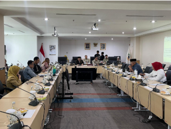 FGD Ranperda SPAM, DPRD Beri Penguatan Substansi April 21, 2026 1:08 pm Sejumlah pimpinan fraksi, komisi, dan Badan Pembentukan Peraturan Daerah (Bapemperda) DPRD DKI Jakarta menghadiri kegiatan Focus Group Discussion (FGD) oleh Dinas Sumber Daya Air (SDA), Selasa (21/4). FGD itu membahas masukan dan pandangan umum fraksi terhadap Rancangan Peraturan Daerah (Ranperda) tentang Penyelenggaraan Sistem Penyediaan Air Minum (SPAM). Ketua Bapemperda Abdul Aziz menyampaikan, kehadiran dewan untuk menyelaraskan pembahasan Ranperda dengan pandangan umum fraksi. “Ini inovasi baru yang kita laksanakan. Latar belakangnya banyak pembahasan Bapemperda yang belum sesuai dengan pandangan umum fraksi,” ujar Aziz. Ia menjelaskan, FGD menjadi ruang awal sebelum pembahasan pasal demi pasal oleh Bapemperda. Sehingga seluruh pimpinan fraksi maupun komisi dapat meninjau kembali pandangan umumnya. “Agar sama-sama bisa kita review pandangan umum fraksi yang sudah dinyatakan, yang sudah sampikan pada rapat paripurna,” lanjut Aziz. Pembahasan Ranperda, kata dia, harus mengakomodasi berbagai masukan secara lebih luas. “Karena itu acara ini kita laksanakan sebagai acara fokus group discussion,” kata Aziz. Melalui inovasi FGD itu, harap Aziz, mampu meningkatkan kualitas legislasi di DPRD DKI Jakarta. “Kita ingin cepat, tapi berkualitas,” ungkap Aziz. Kepala Bidang Geologi Konservasi Air Baku dan Penyediaan Air Minum Dinas Sumber Daya Air Nelson menyampaikan, FGD menjadi sarana pendalaman terhadap berbagai usulan fraksi-fraksi. Melalui kegiatan itu, Ranperda tentang Penyelenggaraan SPAM dapat berjalan lebih komprehensif. Selaras antara legislatif dan eksekutif. Menghasilkan regulasi berkualitas dan implementatif bagi masyarakat. “Jadi nanti kita akan lebih banyak berdiskusi terhadap pandangan-pandangan yang sudah diberikan tim legislatif kepada kami selaku eksekutif,” pungkas Nelson. Hadir dalam FGD, Ketua Fraksi PKS DPRD DKI Jakarta Taufik Zoelkifli, Ketua Fraksi PDI-Perjuangan DPRD DKI Jakarta Pantas Nainggolan, Wakil Sekretaris Fraksi PDI Perjuangan DPRD DKI Jakarta Wa Ode Herlina. Begitu pula Bendahara Fraksi Partai Golkar DPRD DKI Jakarta Dadiyono, Wakil Ketua Fraksi Partai Demokrat dan Partai Perindo Ferrial Sofyan serta Nur Afni Sajim. Sedangkan jajaran pimpinan komisi yang hadir, Ketua Komisi D Yuke Yurike dan Ketua Komisi E M. Subki. (gie/df)