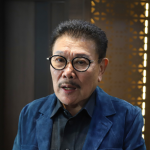 Komisi A-KPU DKI Bahas Jumlah Kursi, Inggard: Bukan Jumlah, Tapi Kualitas April 21, 2026 7:40 pm Komisi A menggelar rapat koordinasi bersama Komisi Pemilihan Umum (KPU) DKI Jakarta di Gedung DPRD DKI Jakarta, Selasa (21/4). Rapat tersebut membahas Laporan Pertanggungjawaban Keuangan Tahun Anggaran 2025. Pertemuan itu juga pembahasan awal perkembangan penataan daerah pemilihan (Dapil), alokasi kursi, serta jumlah anggota DPRD DKI Jakarta jelang Pemilu 2029. Ketua Komisi A Inggard Joshua mengatakan, pembahasan mengenai penataan Dapil dan jumlah kursi legislatif menjadi perhatian banyak pihak. Terutama setelah adanya perubahan status Jakarta yang tidak lagi menjadi ibukota negara. Menurut Inggard, terdapat kegelisahan di kalangan anggota dewan terkait proyeksi jumlah calon legislatif maupun kursi DPRD DKI Jakarta. Hal itu berpotensi perubahan secara signifikan. Seiring penyesuaian peraturan perundang-undangan. Ketua Komisi A DPRD DKI Jakarta Inggard Joshua. (dok.DDJP) Ia mengungkapkan, terdapat kegalauan dari anggota dewan ketika KPU DKI melaunching jumlah-jumlah calon legislatif di Jakarta terkait perundangan-perundangan yang ada. Namun demikian, tegas Inggard, pembahasan saat ini bukan semata-mata mengenai jumlah Dapil ataupun kursi. Namun bagaimana menyinkronkan berbagai regulasi agar tidak saling bertentangan. “Sehingga dalam menetapkan aspirasi masyarakat itu memang benar-benar mengkristal di peraturan dan perundang-undangan yang tidak bertolak belakang satu sama lain,” kata Inggard. Ia mencontohkan, Undang-Undang tentang Jakarta telah mengalami perubahan setelah keputusan pemindahan ibukota ke Ibu Kota Nusantara (IKN). Di sisi lain, proses perpindahan itu juga masih menunggu ketetapan melalui keputusan presiden (Keppres). Kondisi tersebut, sambung Inggard, butuh harmonisasi aturan agar tidak menimbulkan multitafsir dalam penyelenggaraan Pemilu di Jakarta. Ia menilai, penambahan jumlah kursi legislatif tidak boleh hanya berorientasi pada kuantitas. Kualitas wakil rakyat jauh lebih penting. “Bagaimana sistem pemilihannya dan lain sebagainya,” tukas Inggard. (yla/df)