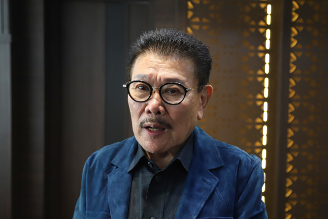 Komisi A-KPU DKI Bahas Jumlah Kursi, Inggard: Bukan Jumlah, Tapi Kualitas April 21, 2026 7:40 pm Komisi A menggelar rapat koordinasi bersama Komisi Pemilihan Umum (KPU) DKI Jakarta di Gedung DPRD DKI Jakarta, Selasa (21/4). Rapat tersebut membahas Laporan Pertanggungjawaban Keuangan Tahun Anggaran 2025. Pertemuan itu juga pembahasan awal perkembangan penataan daerah pemilihan (Dapil), alokasi kursi, serta jumlah anggota DPRD DKI Jakarta jelang Pemilu 2029. Ketua Komisi A Inggard Joshua mengatakan, pembahasan mengenai penataan Dapil dan jumlah kursi legislatif menjadi perhatian banyak pihak. Terutama setelah adanya perubahan status Jakarta yang tidak lagi menjadi ibukota negara. Menurut Inggard, terdapat kegelisahan di kalangan anggota dewan terkait proyeksi jumlah calon legislatif maupun kursi DPRD DKI Jakarta. Hal itu berpotensi perubahan secara signifikan. Seiring penyesuaian peraturan perundang-undangan. Ketua Komisi A DPRD DKI Jakarta Inggard Joshua. (dok.DDJP) Ia mengungkapkan, terdapat kegalauan dari anggota dewan ketika KPU DKI melaunching jumlah-jumlah calon legislatif di Jakarta terkait perundangan-perundangan yang ada. Namun demikian, tegas Inggard, pembahasan saat ini bukan semata-mata mengenai jumlah Dapil ataupun kursi. Namun bagaimana menyinkronkan berbagai regulasi agar tidak saling bertentangan. “Sehingga dalam menetapkan aspirasi masyarakat itu memang benar-benar mengkristal di peraturan dan perundang-undangan yang tidak bertolak belakang satu sama lain,” kata Inggard. Ia mencontohkan, Undang-Undang tentang Jakarta telah mengalami perubahan setelah keputusan pemindahan ibukota ke Ibu Kota Nusantara (IKN). Di sisi lain, proses perpindahan itu juga masih menunggu ketetapan melalui keputusan presiden (Keppres). Kondisi tersebut, sambung Inggard, butuh harmonisasi aturan agar tidak menimbulkan multitafsir dalam penyelenggaraan Pemilu di Jakarta. Ia menilai, penambahan jumlah kursi legislatif tidak boleh hanya berorientasi pada kuantitas. Kualitas wakil rakyat jauh lebih penting. “Bagaimana sistem pemilihannya dan lain sebagainya,” tukas Inggard. (yla/df)