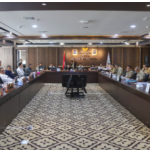 Komisi A Terima Audiensi terkait Masalah Lahan April 21, 2026 1:42 pm Komisi A DPRD DKI Jakarta menerima audiensi terkait status administrasi lahan di Jalan Pramuka Ujung, Rawasari, Jakarta Pusat, Selasa (21/4). Audiensi itu membahas tindak lanjut administrasi atas lahan yang diajukan PT. Bumi Tentram Waluya melalui kuasa hukum Fahri Bachmid. Anggota Komisi A Ongen Sangaji mengatakan, audiensi digelar untuk mendengar penjelasan para pihak sekaligus mendorong kejelasan proses administrasi atas lahan tersebut. “Hari itu kami menerima audiensi yang diajukan Fahri Bachmid terkait objek tanah di Jalan Pramuka Ujung, Rawasari,” jelas Ongen. Dia menuturkan, persoalan tersebut telah melalui sejumlah proses hukum dan administrasi. Karena itu, Komisi A meminta pemerintah daerah dan instansi terkait memberikan kepastian agar tahapan selanjutnya berjalan sesuai ketentuan. “Ada sejumlah proses yang sudah ditempuh dan itu menjadi dasar untuk ditindaklanjuti,” terang dia. Dalam audiensi tersebut, hadir unsur Pemprov DKI Jakarta, pihak kelurahan, kecamatan, serta pihak lain yang berkaitan dengan penanganan administrasi pertanahan. Komisi A juga menekankan agar proses administrasi dan perizinan tidak dipersulit bila seluruh persyaratan telah terpenuhi. “Kami minta proses itu jangan dipersulit agar ada kejelasan hukum dan objek tanah itu nantinya bisa memberi manfaat,” tambah Ongen. Ongen menambahkan, kepastian hukum atas objek lahan tersebut penting agar aset yang ada dapat dimanfaatkan secara optimal. Apabila proses itu segera tuntas, lahan tersebut dapat memberi manfaat lebih besar. Termasuk mendukung aktivitas ekonomi dan menambah potensi pendapatan daerah. Sementara itu, Fahri Bachmid kuasa hukum PT Bumi Tentram Waluya menilai audiensi berjalan sesuai harapan. Dia menyebut seluruh pihak yang hadir memiliki pemahaman yang sama untuk menindaklanjuti proses administrasi sesuai ketentuan hukum dan putusan pengadilan yang telah berkekuatan hukum tetap. “Secara teknis saya kira tidak terlalu banyak hambatan,” jelas Fahri. Fahri menambahkan, pihaknya berharap seluruh tahapan lanjutan dapat segera diproses secara administrasi oleh instansi yang berwenang. Dia juga menilai kepastian hukum menjadi faktor utama untuk menjaga kepercayaan investor dan menciptakan iklim usaha yang sehat di Jakarta. “Kepastian hukum menjadi pijakan paling fundamental dalam berinvestasi dan berusaha,” pungkas dia.(all/df)